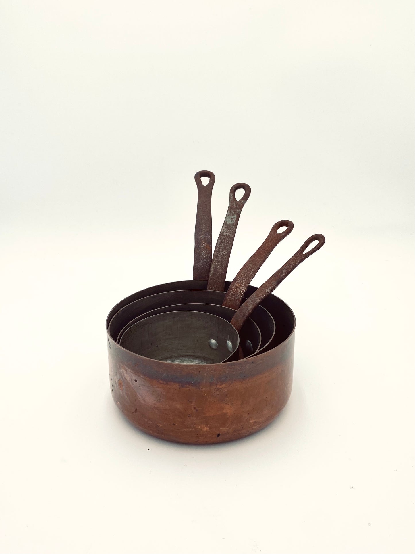 Les quatre casseroles en cuivre