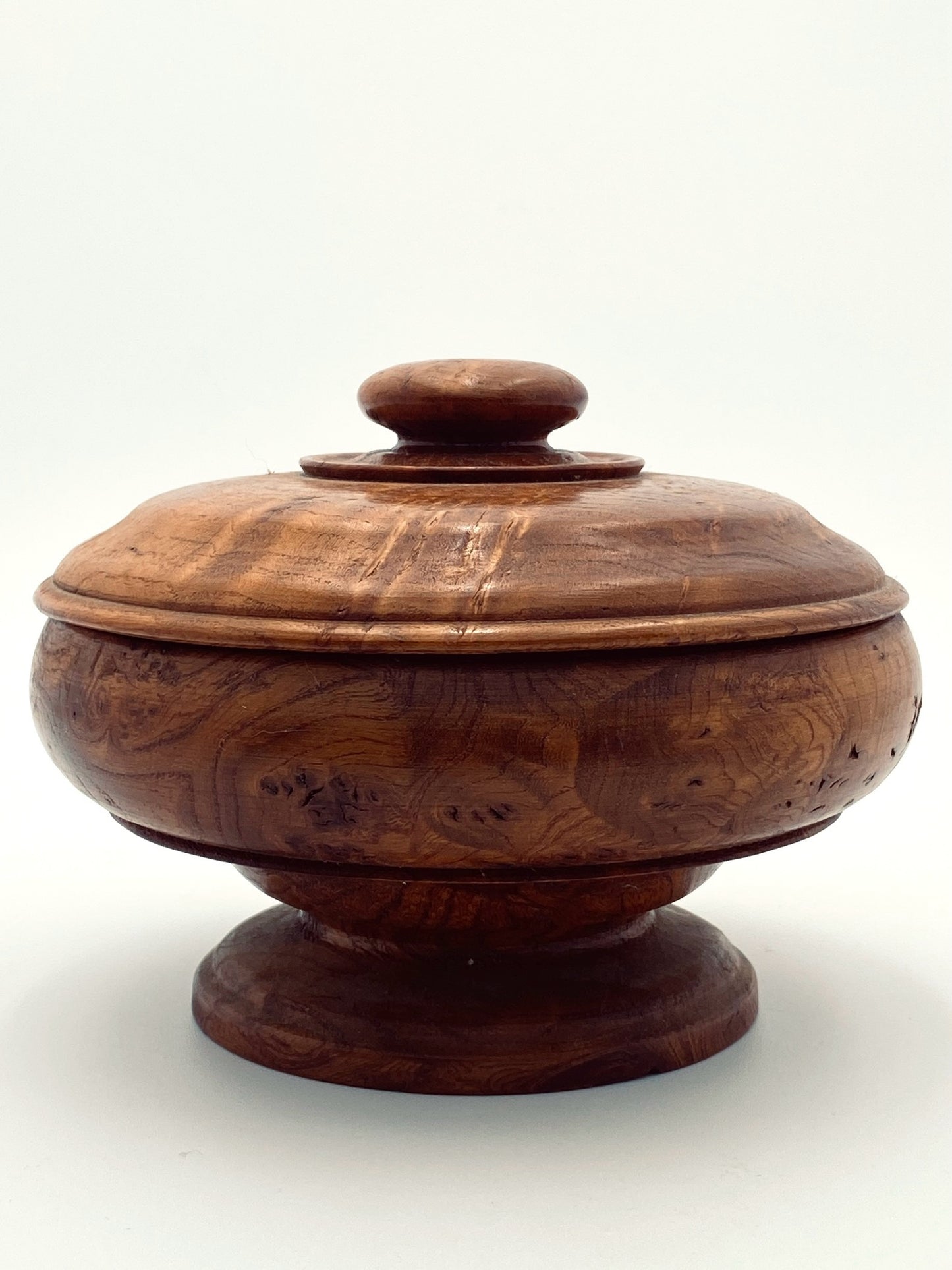 Le pot en bois sur pied