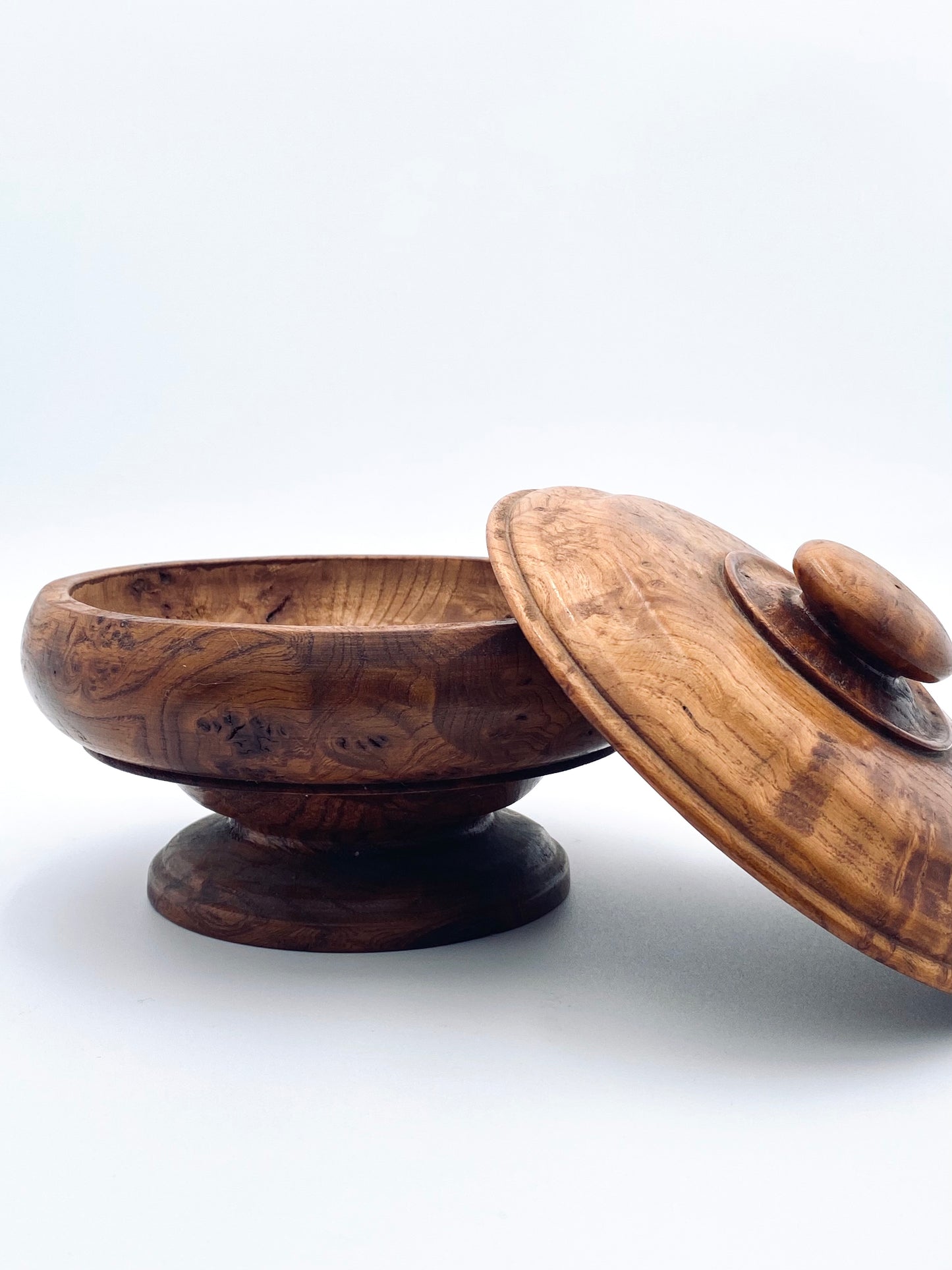 Le pot en bois sur pied