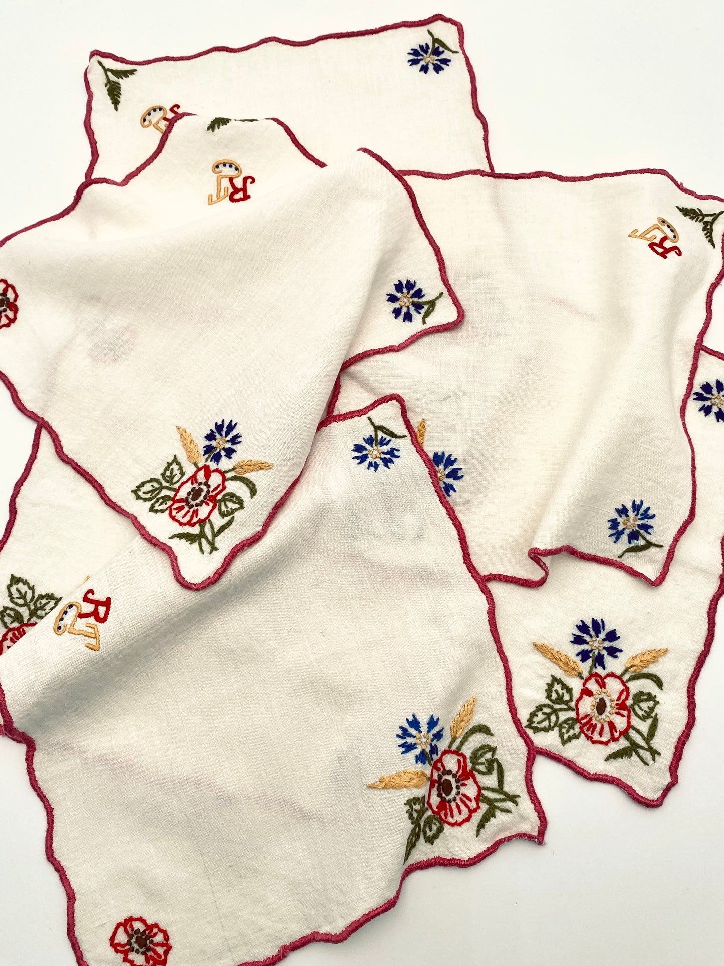 La nappe brodée avec 6 petites serviettes