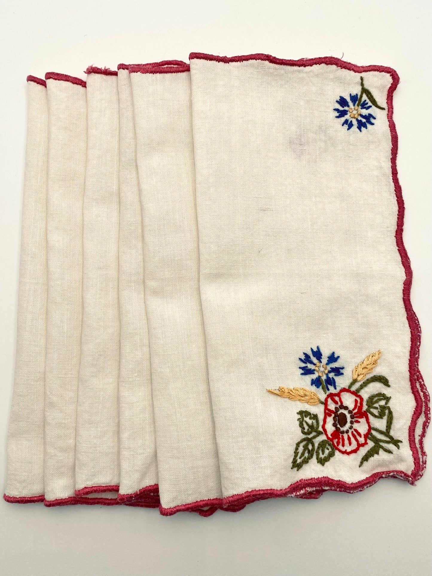 La nappe brodée avec 6 petites serviettes