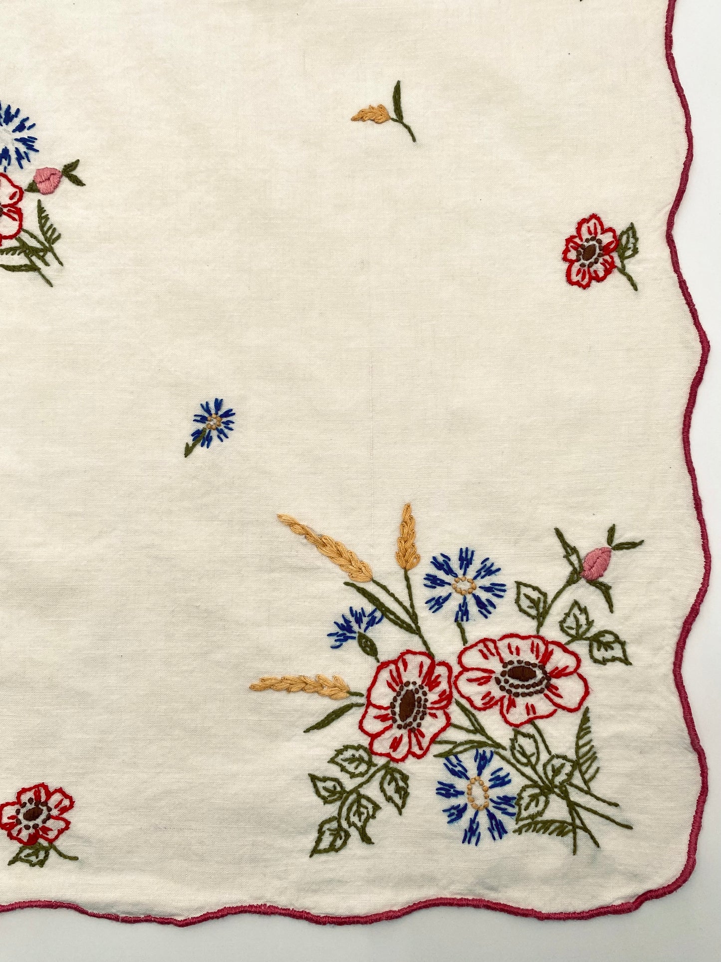 La nappe brodée avec 6 petites serviettes