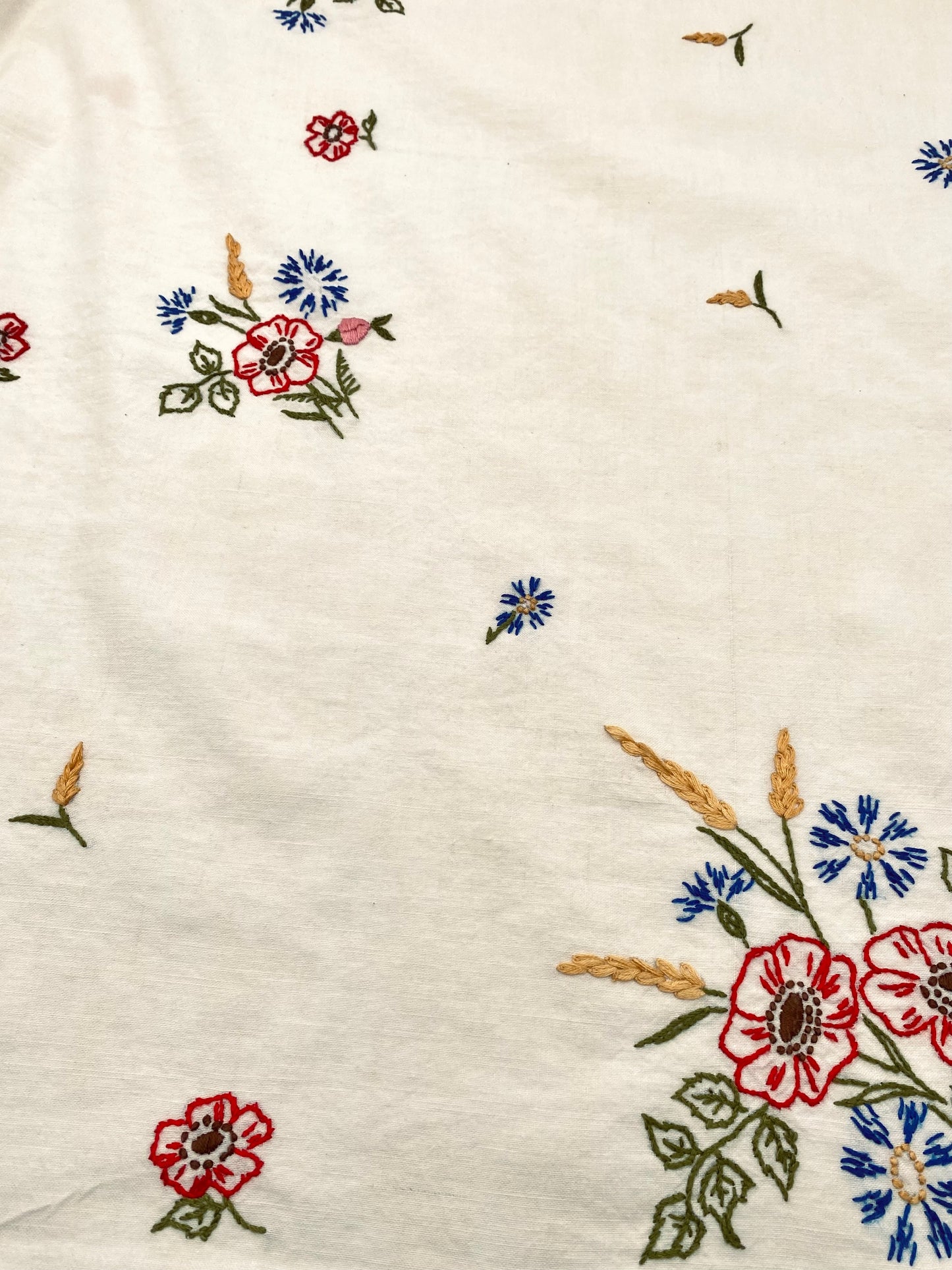 La nappe brodée avec 6 petites serviettes