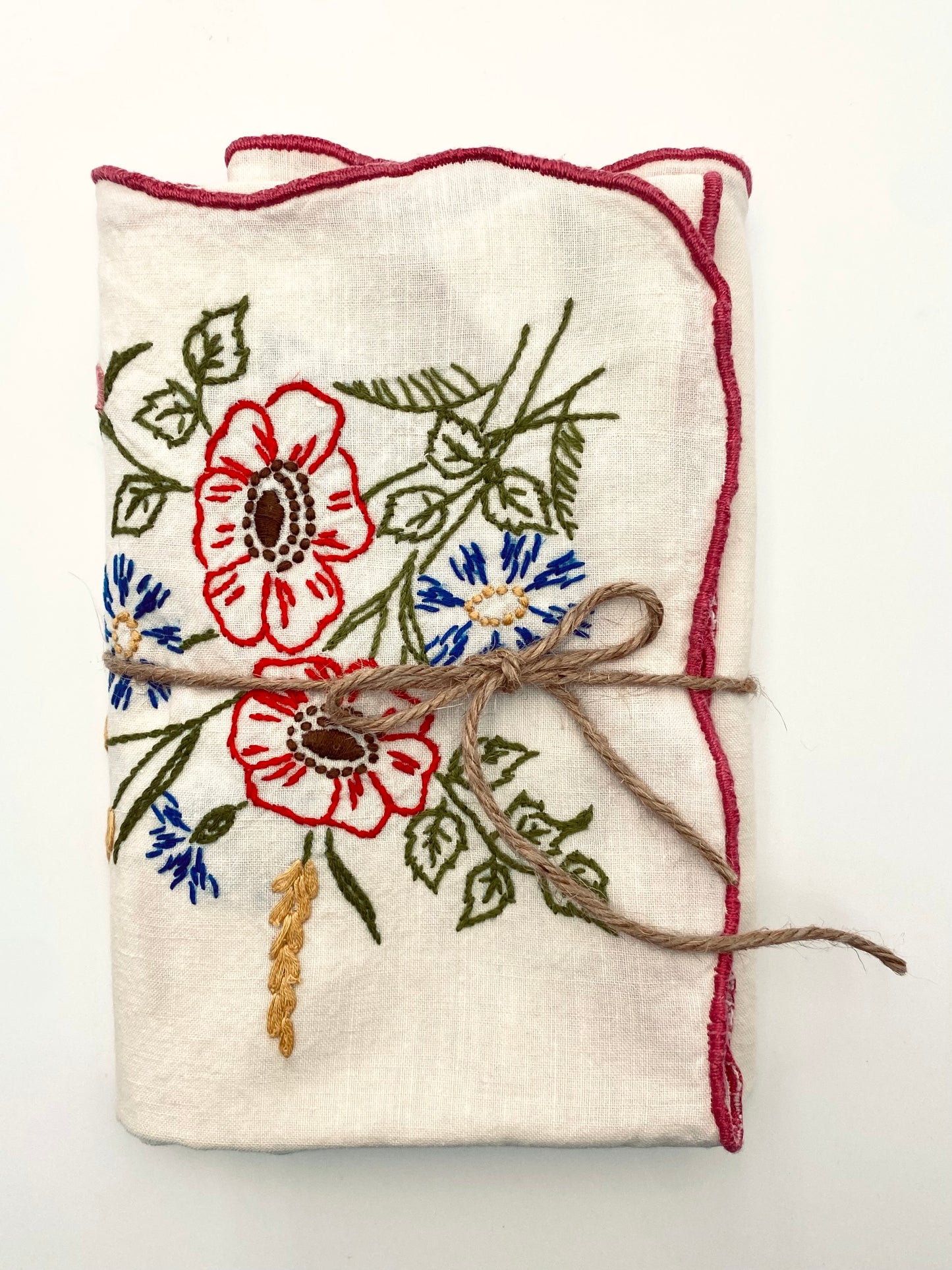 La nappe brodée avec 6 petites serviettes