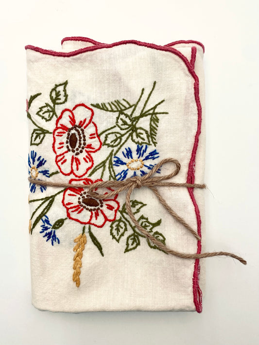 La nappe brodée avec 6 petites serviettes