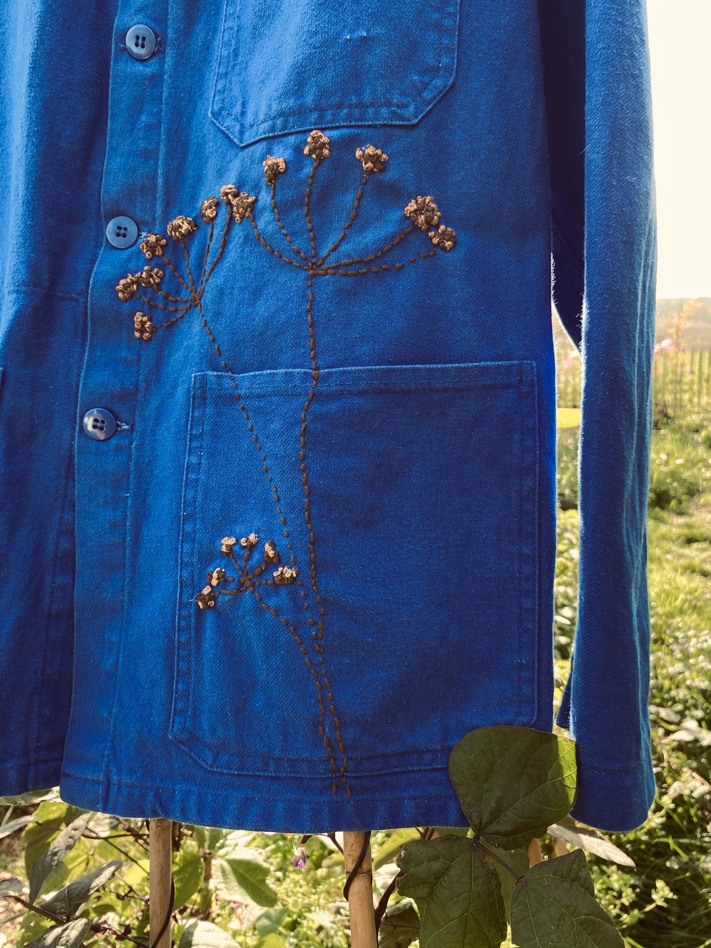 Le bleu de travail brodé
