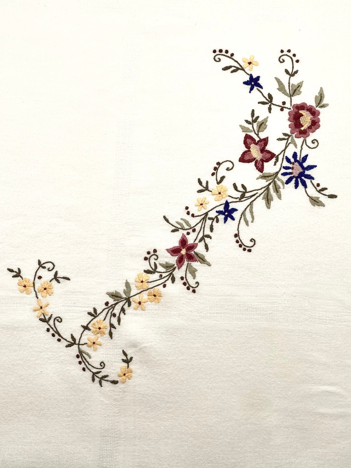 La nappe brodée de fleurs