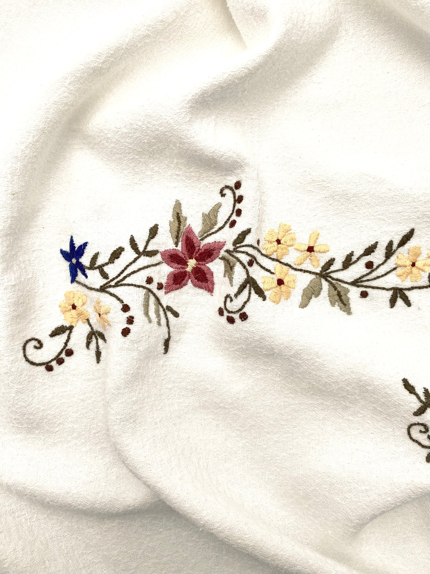 La nappe brodée de fleurs