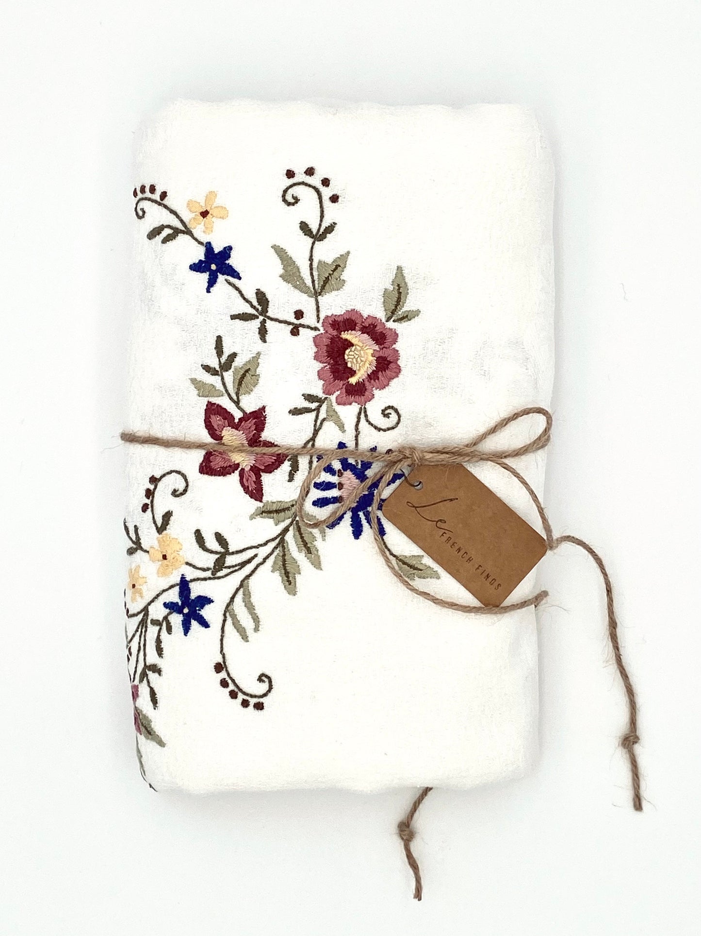 La nappe brodée de fleurs