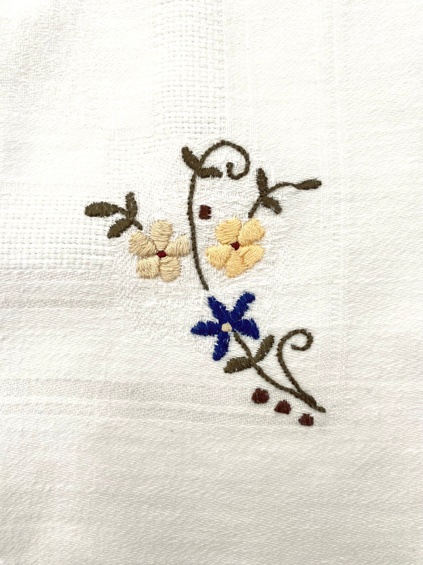 La nappe brodée de fleurs