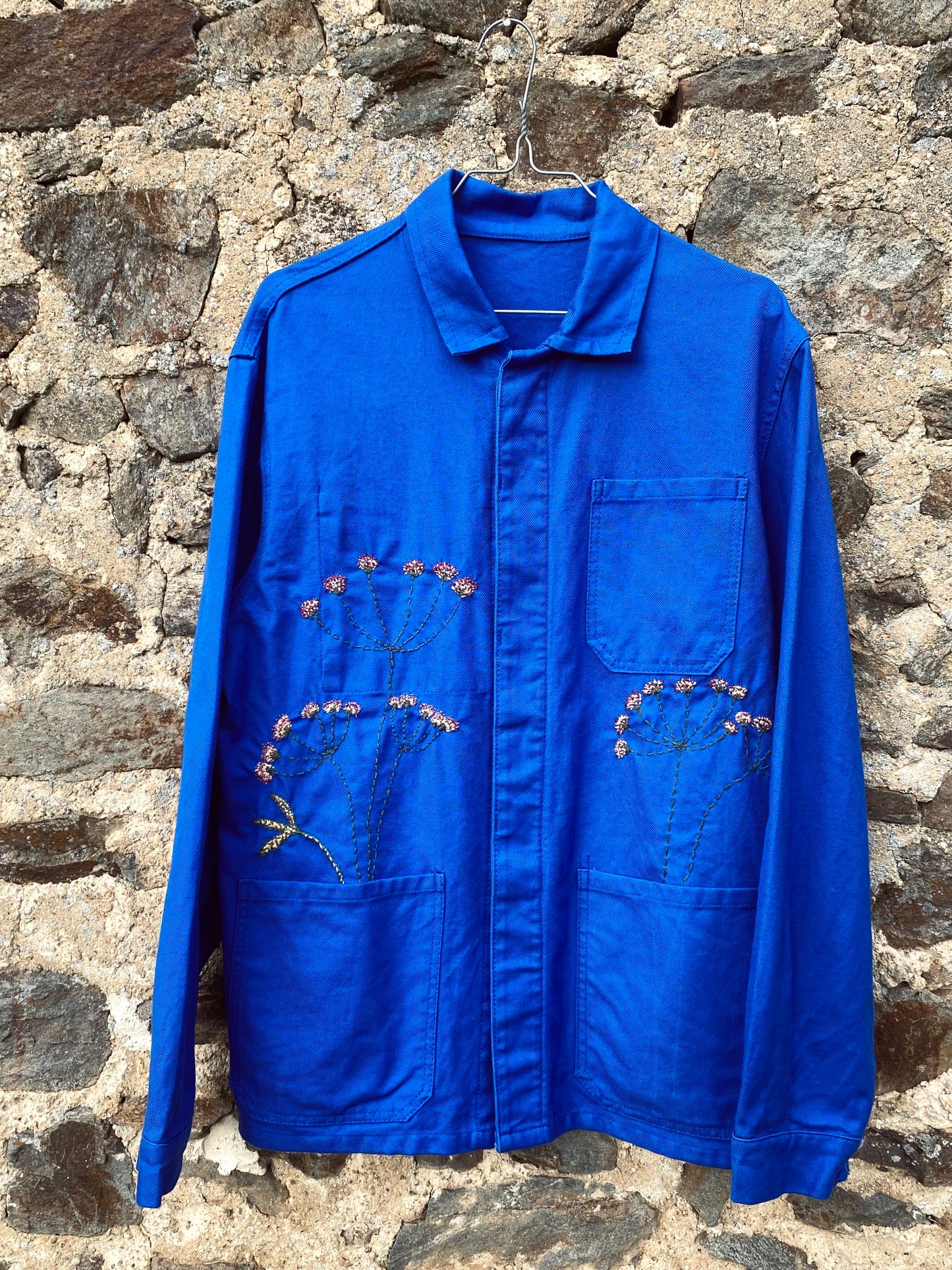 Le bleu de travail brodé