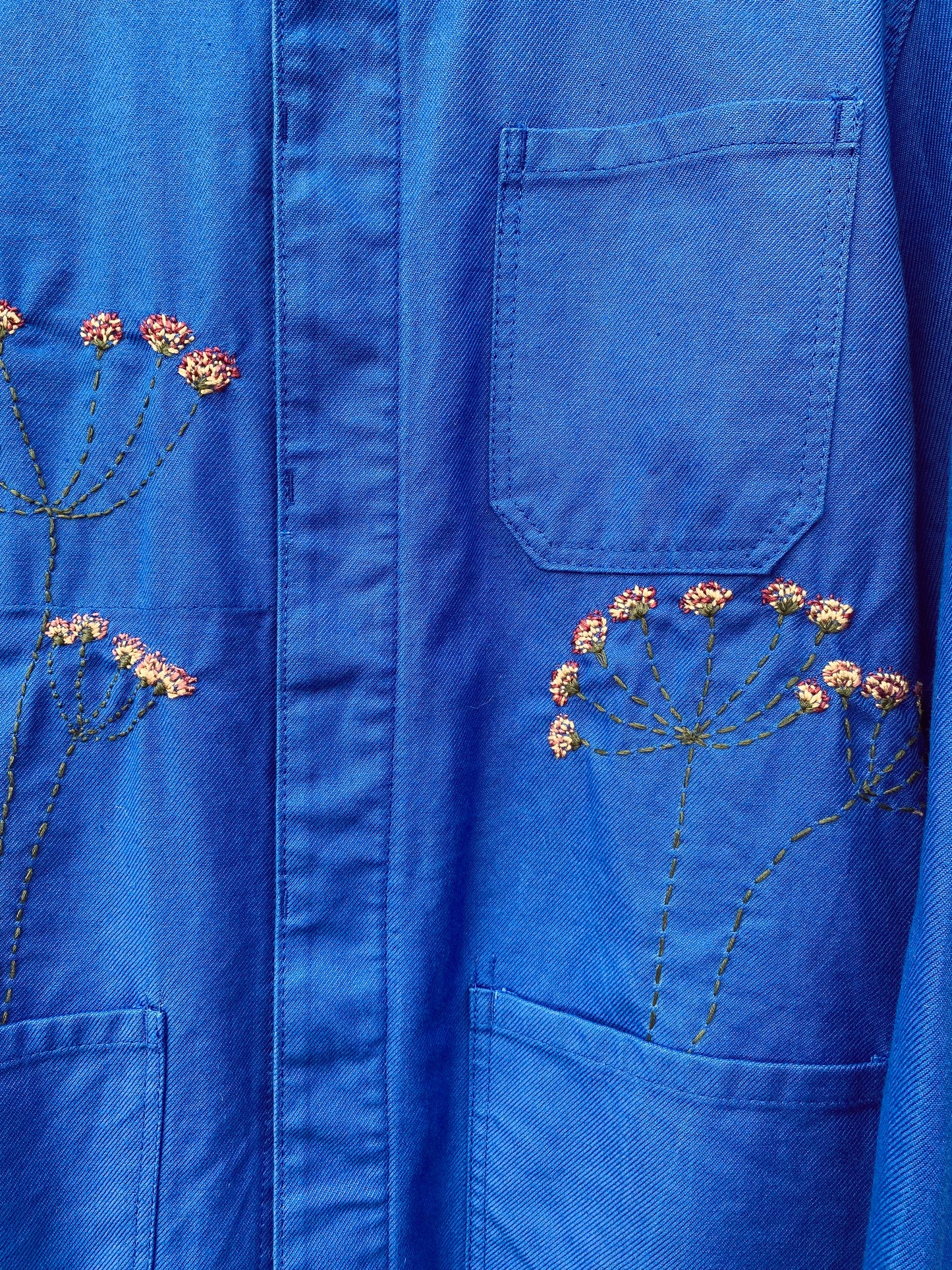 Le bleu de travail brodé