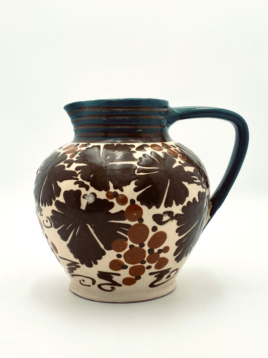 Le pichet avec les raisins