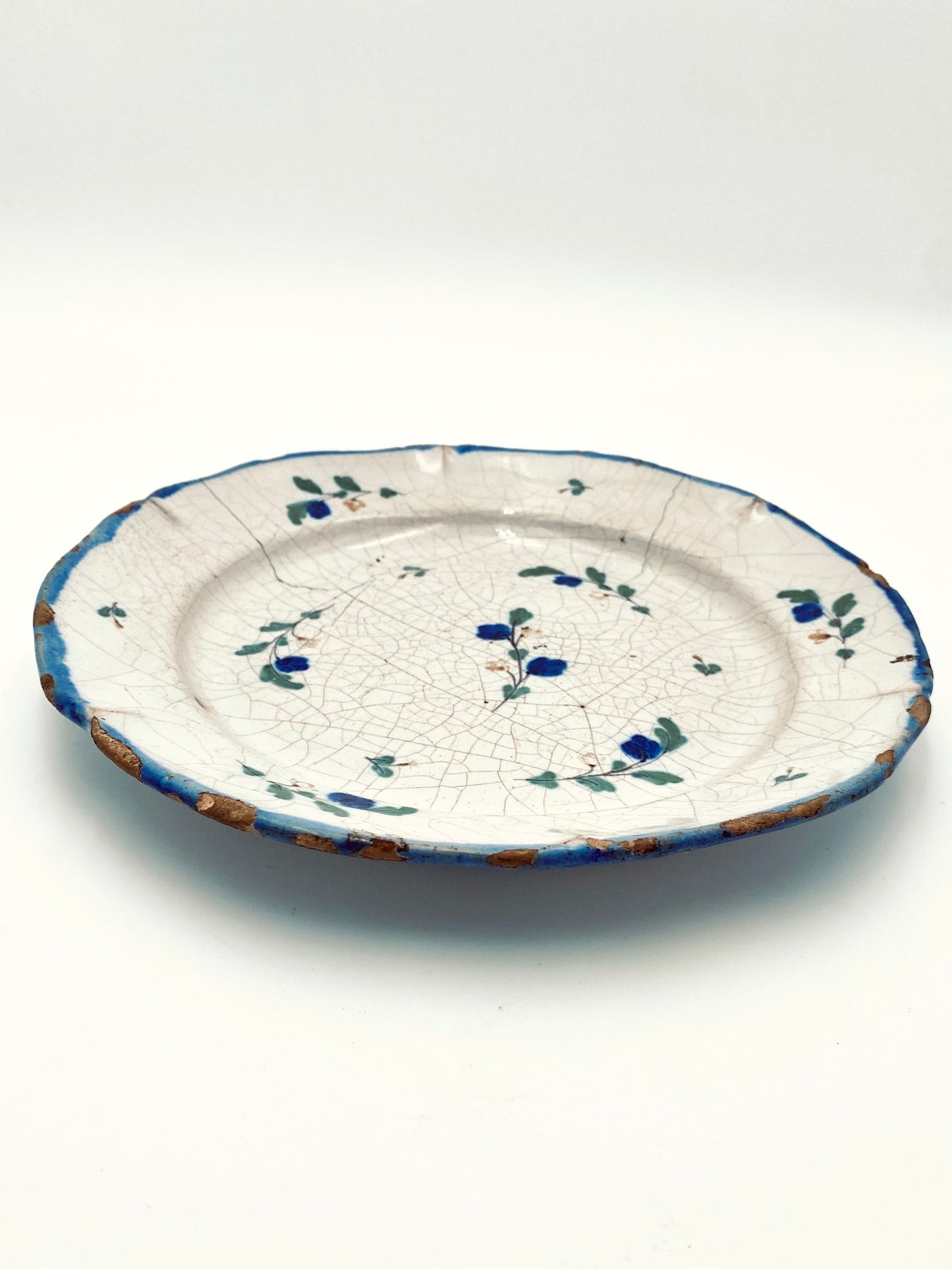 L'ancienne assiette à petites fleurs