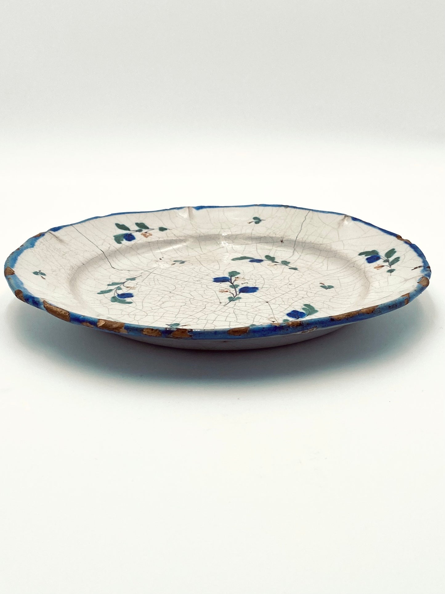 L'ancienne assiette à petites fleurs