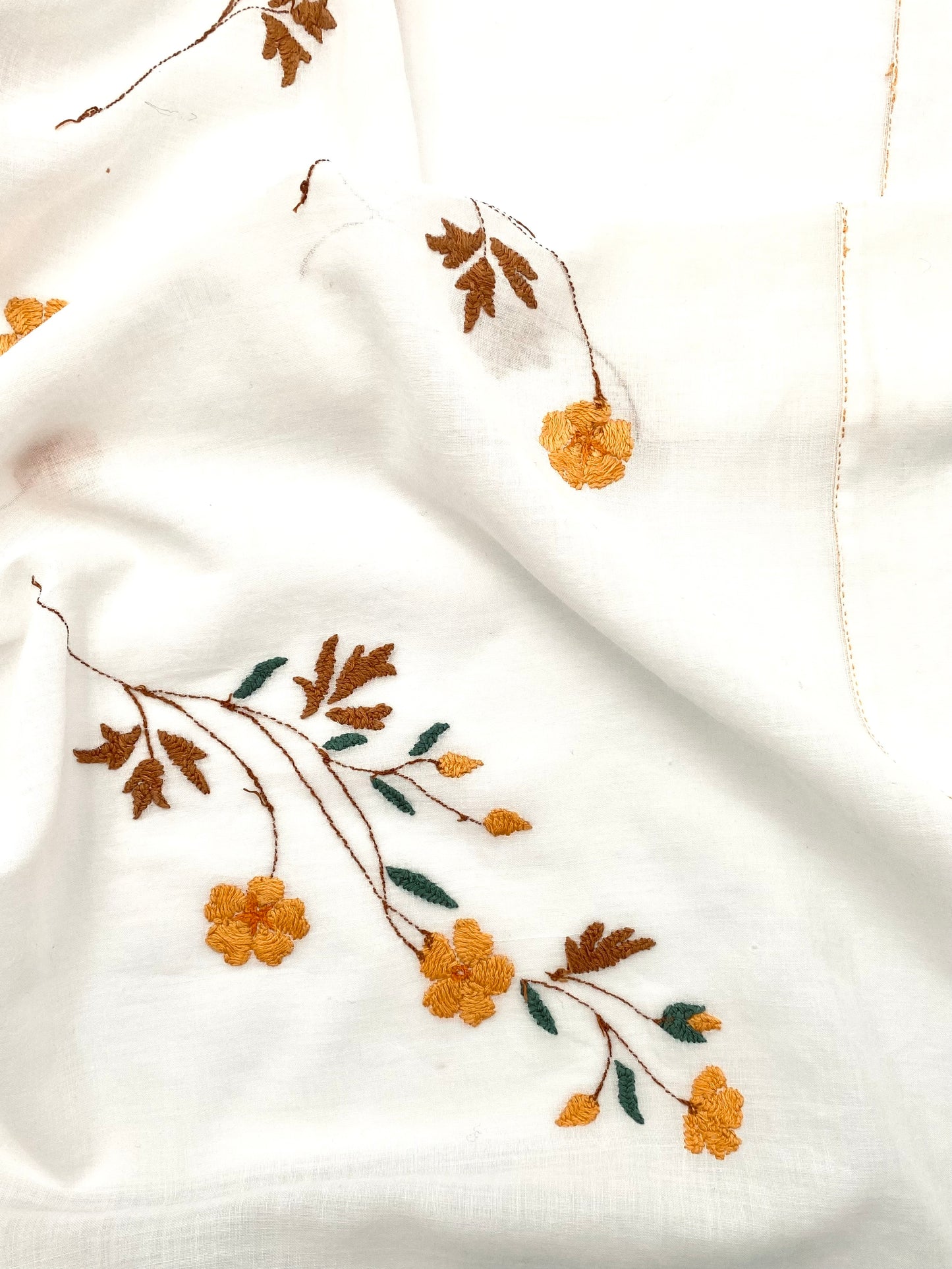 Le foulard à fleurs brodées à la main
