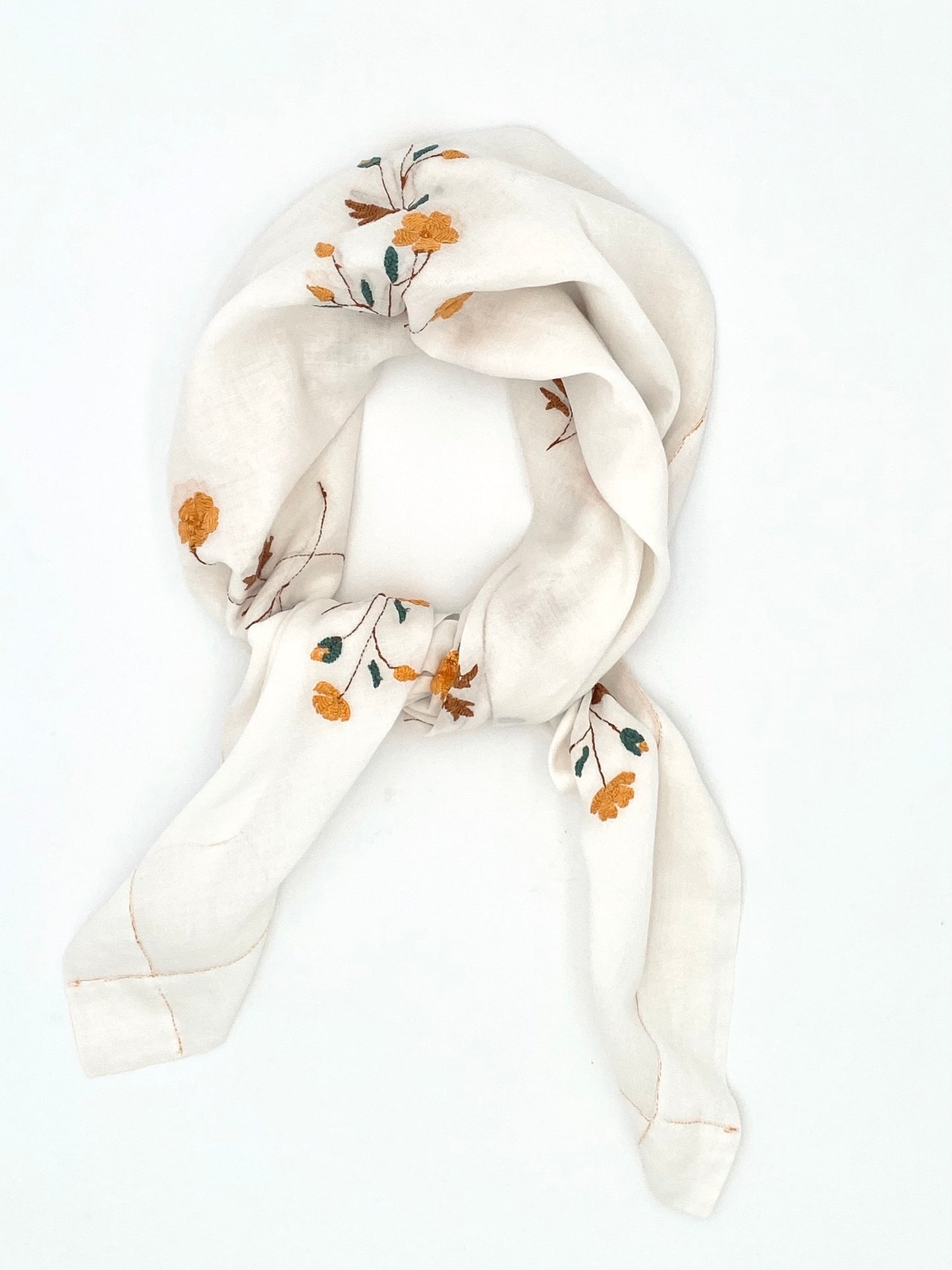 Le foulard à fleurs brodées à la main