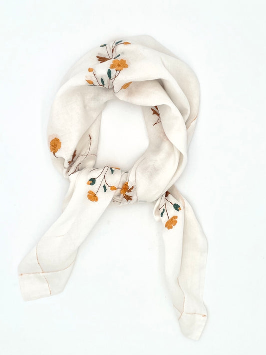 Le foulard à fleurs brodées à la main