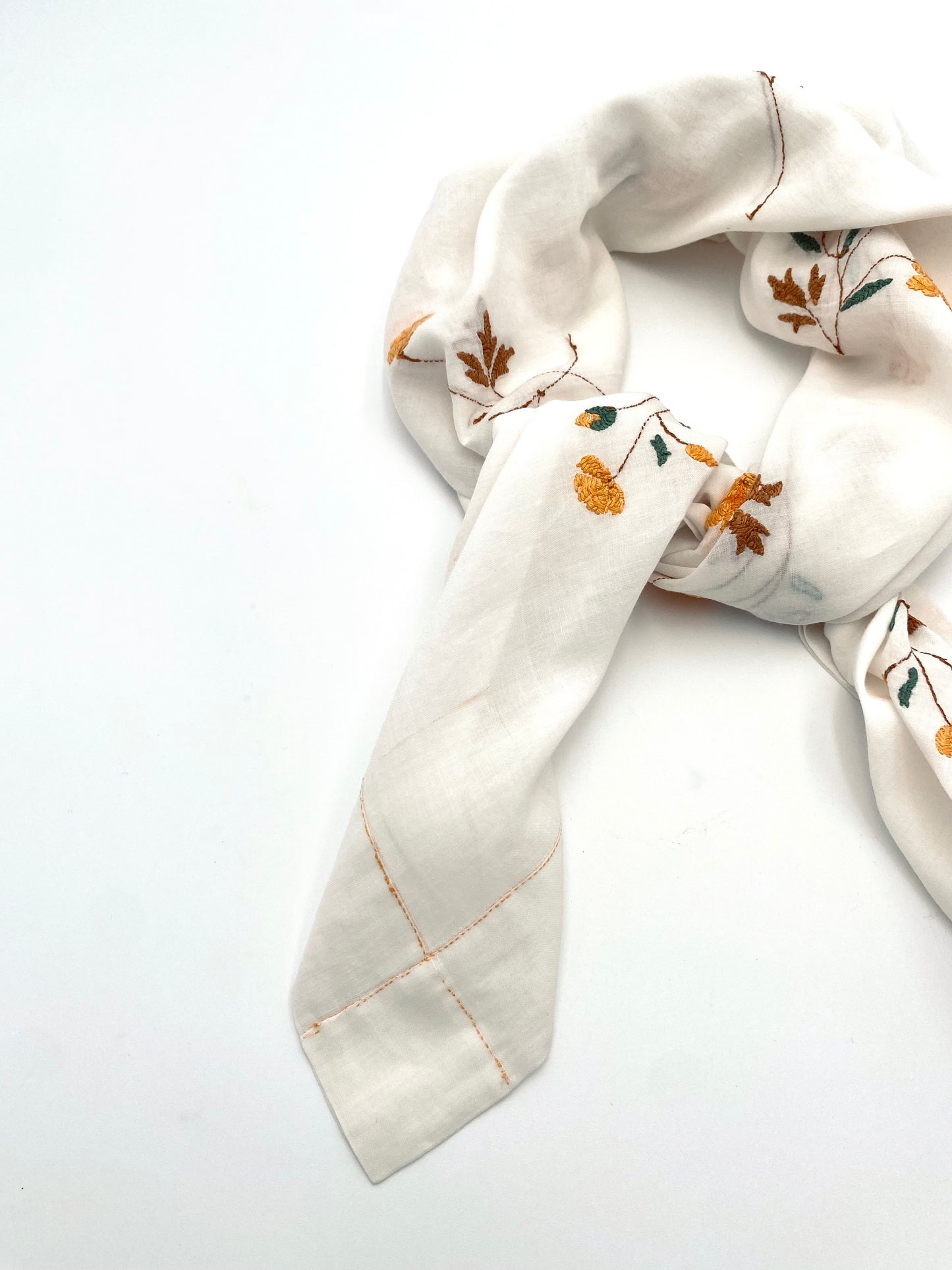 Le foulard à fleurs brodées à la main