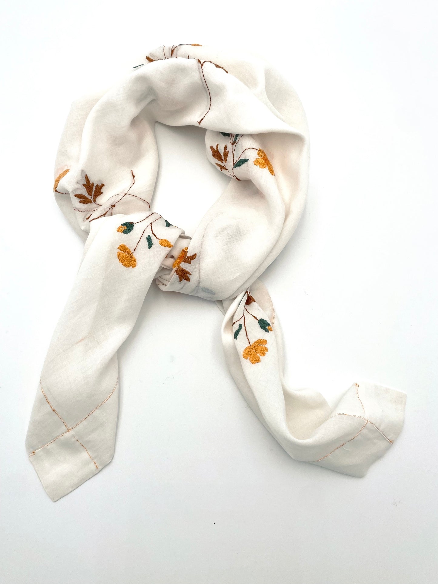 Le foulard à fleurs brodées à la main