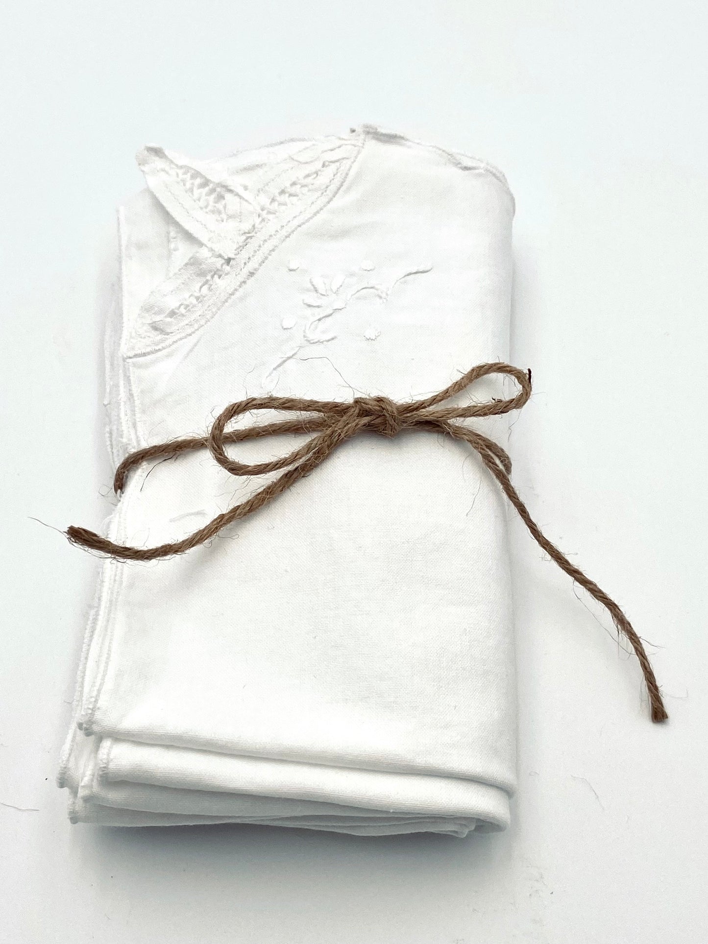 Les serviettes blanches brodées