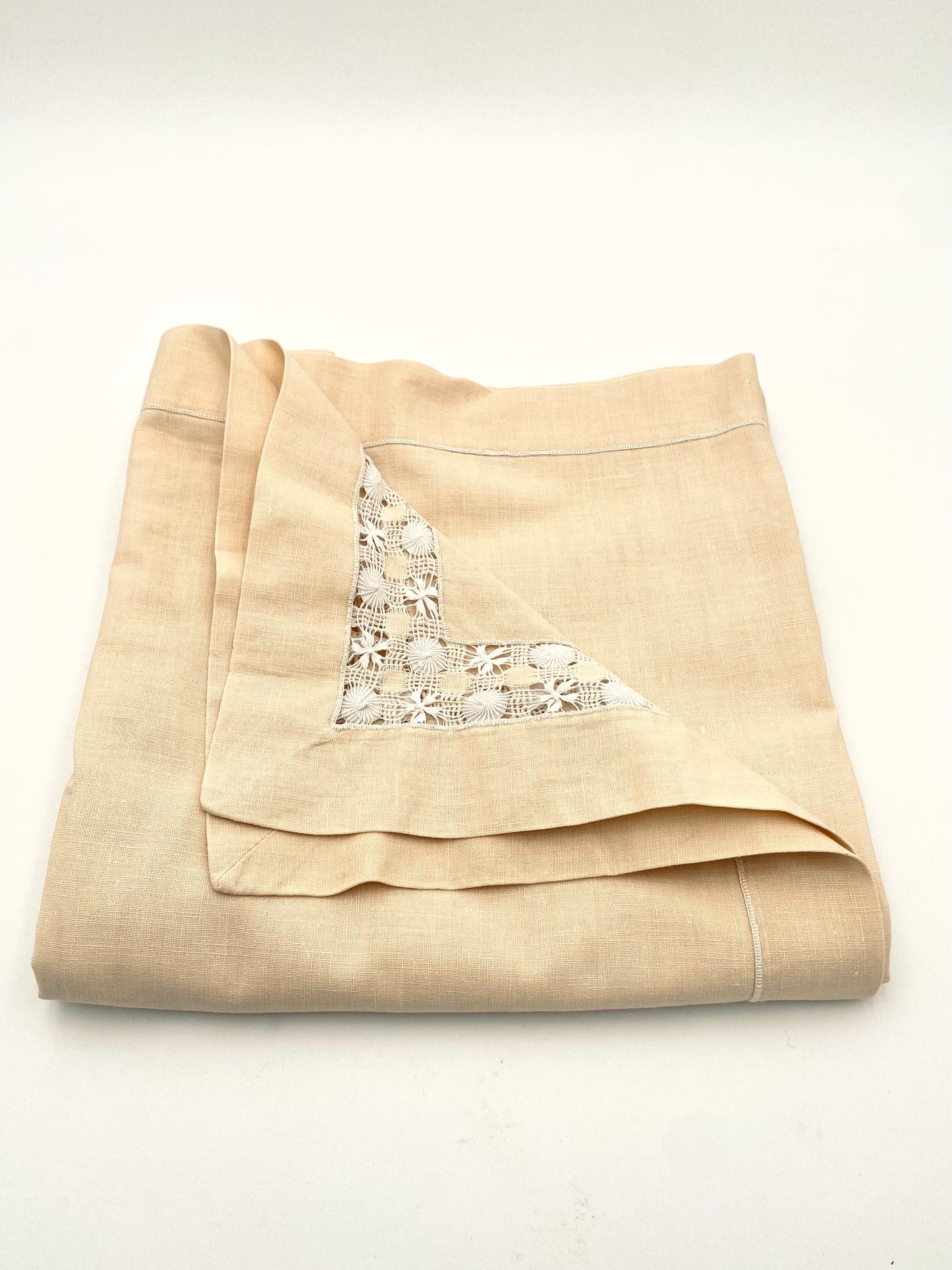 La nappe en lin avec un peu de dentelle
