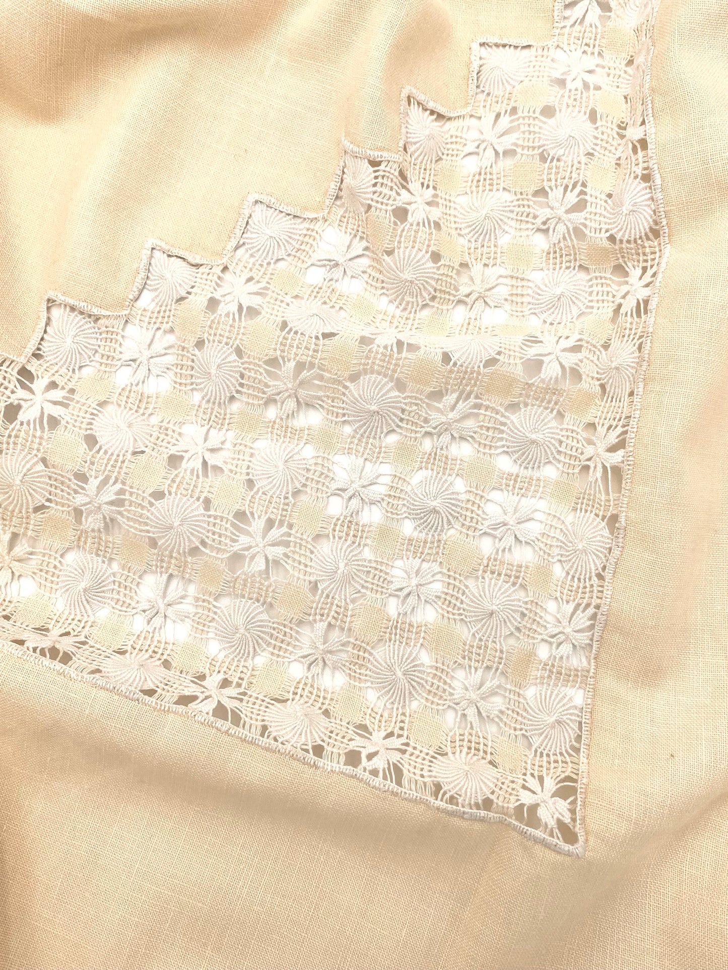 La nappe en lin avec un peu de dentelle