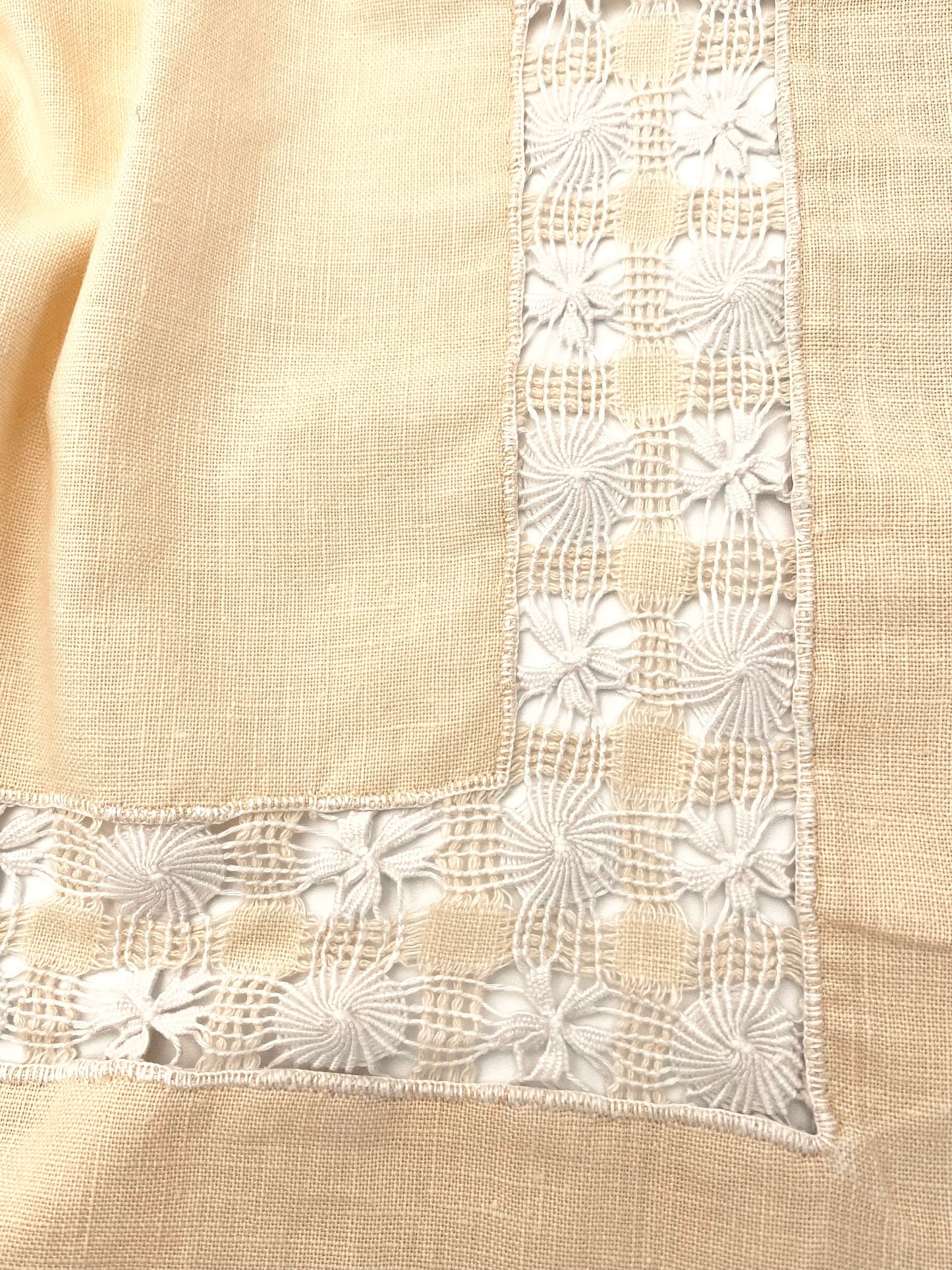 La nappe en lin avec un peu de dentelle