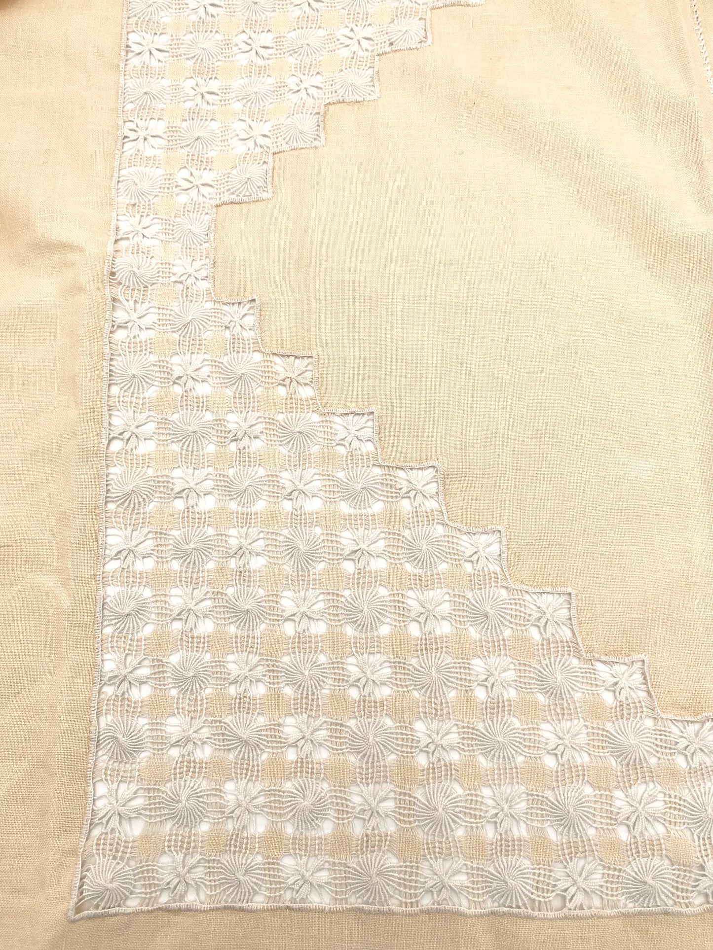 La nappe en lin avec un peu de dentelle