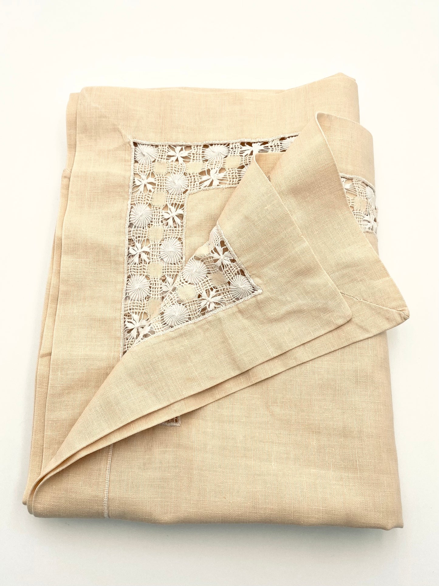 La nappe en lin avec un peu de dentelle