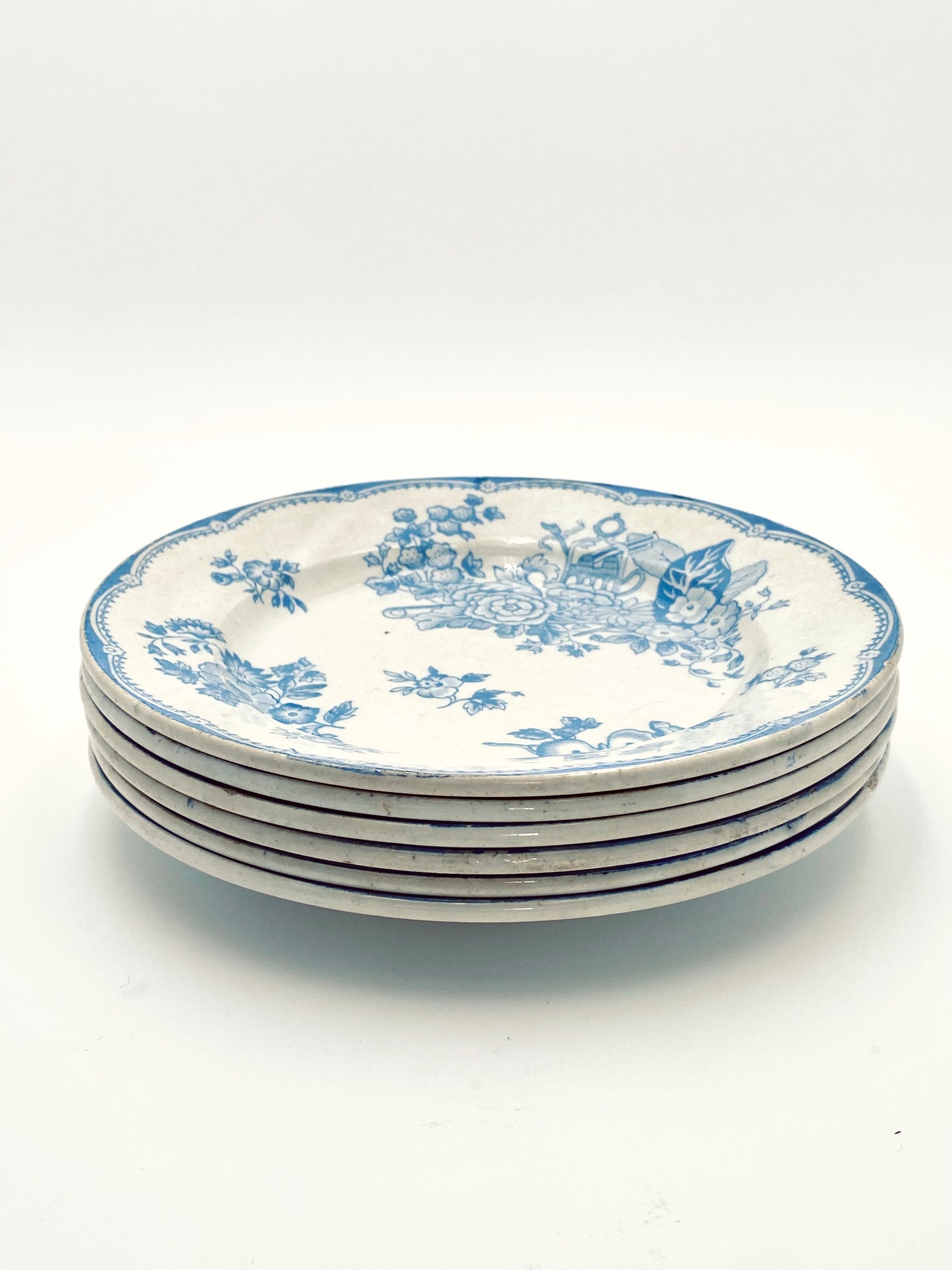 L'assiette avec des fleurs et des papillons