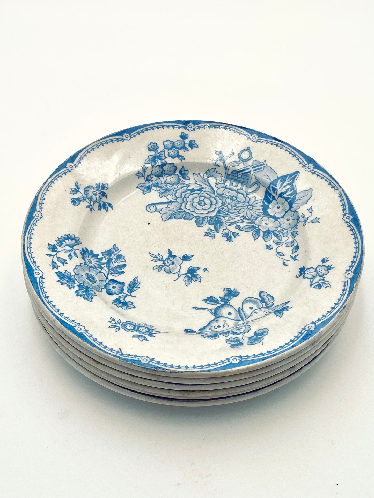 L'assiette avec des fleurs et des papillons