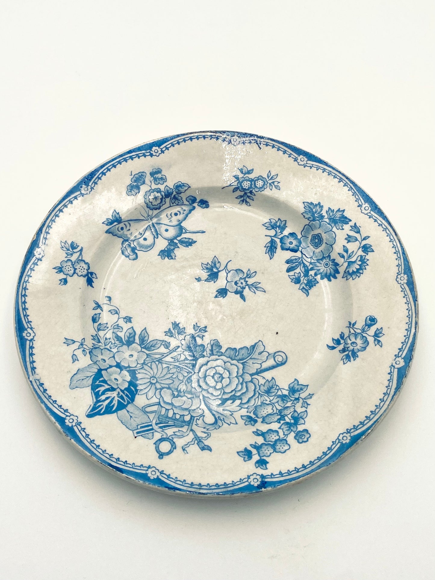 L'assiette avec des fleurs et des papillons