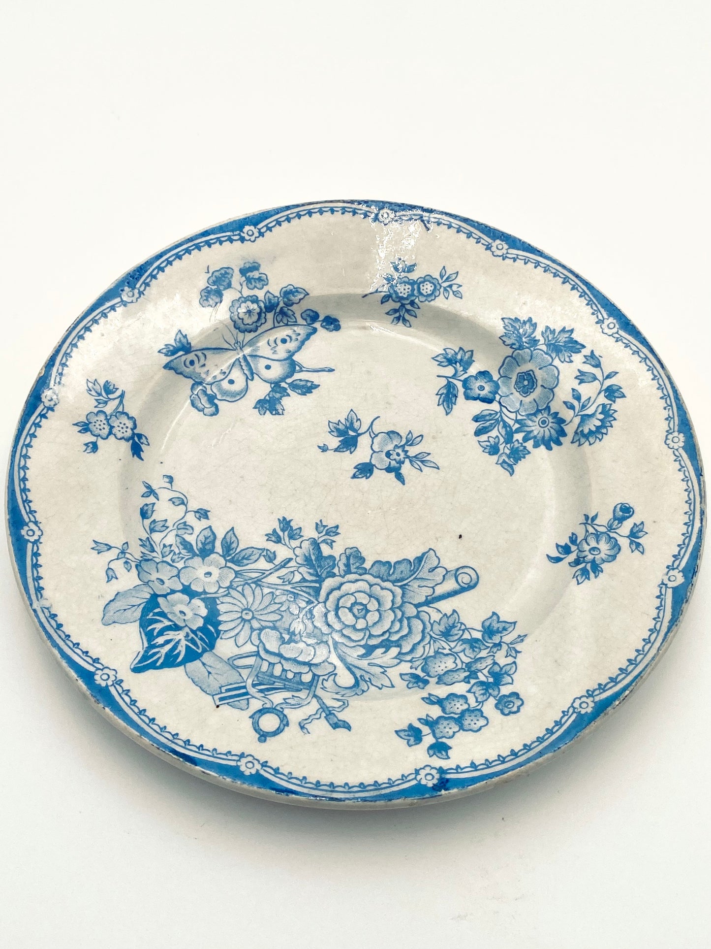 L'assiette avec des fleurs et des papillons