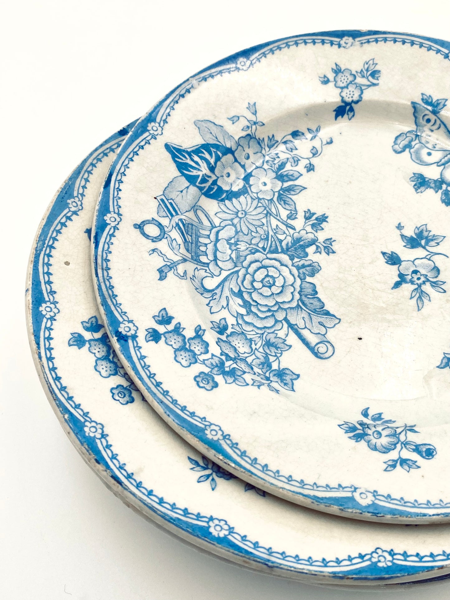 L'assiette avec des fleurs et des papillons