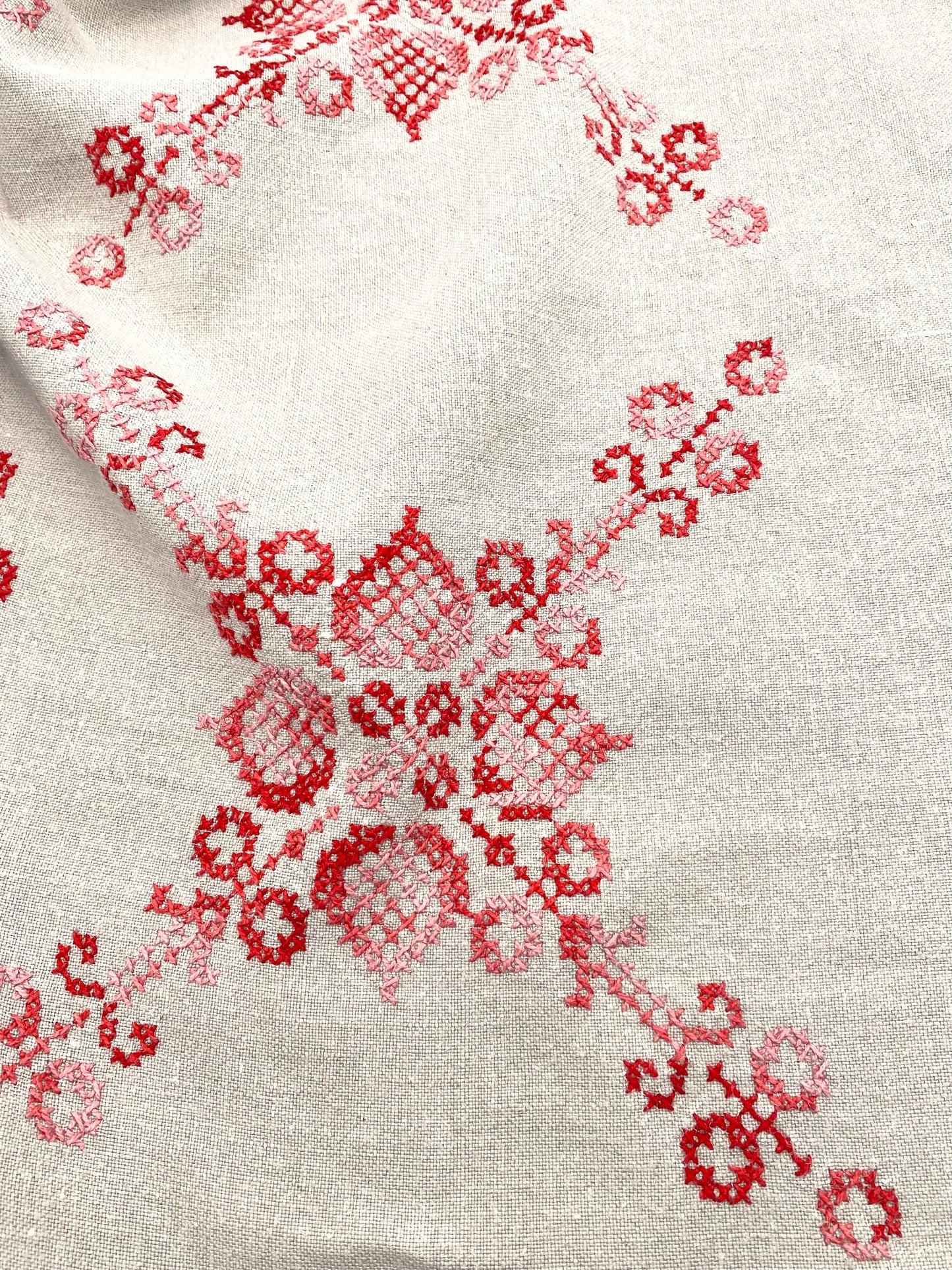 La nappe en lin brodée à la main