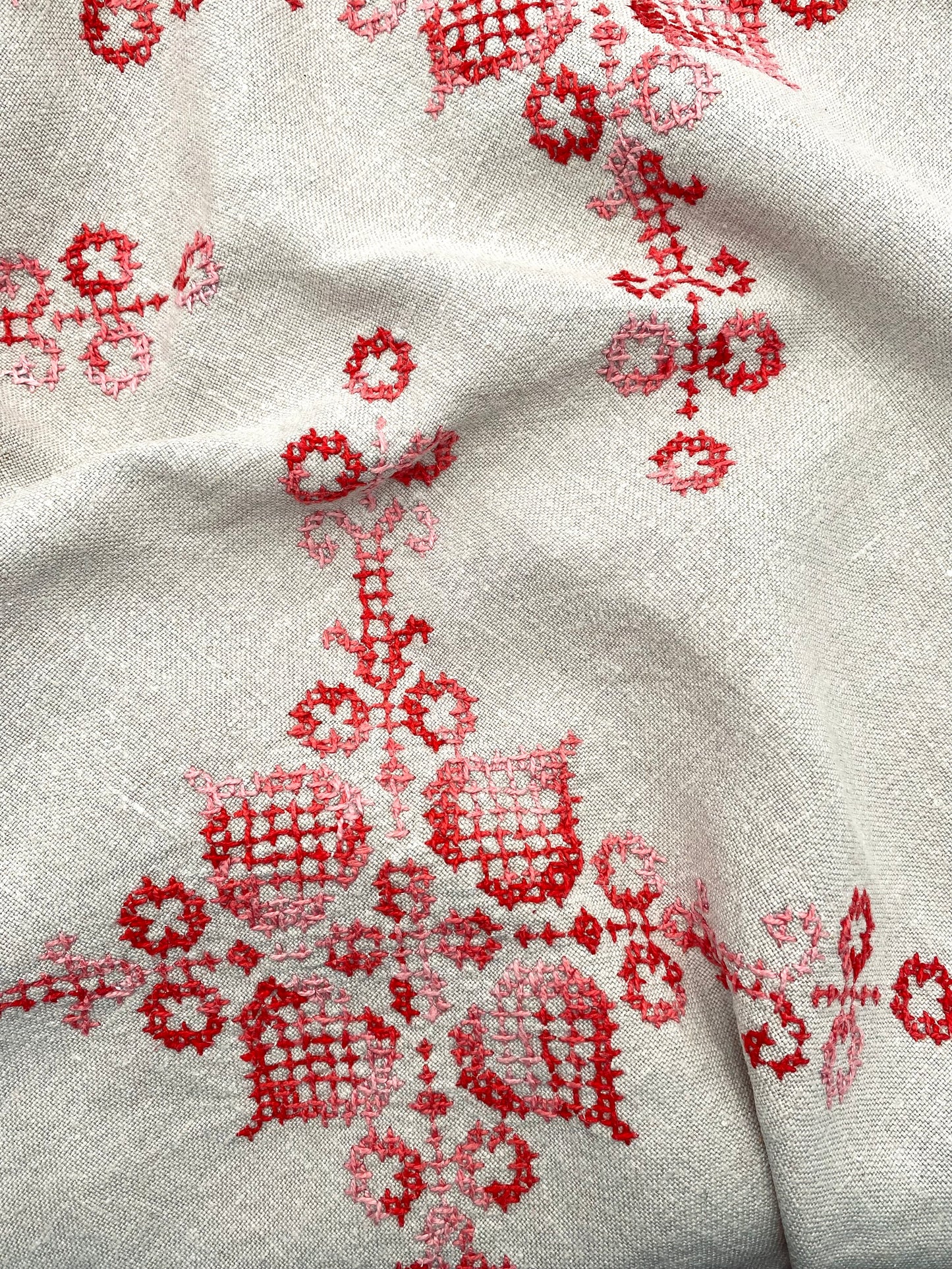 La nappe en lin brodée à la main