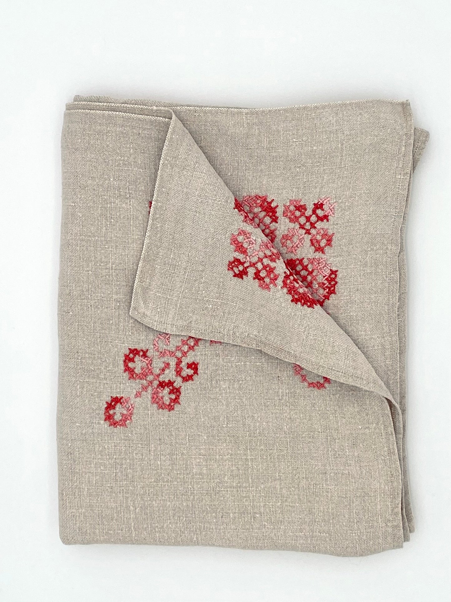 La nappe en lin brodée à la main