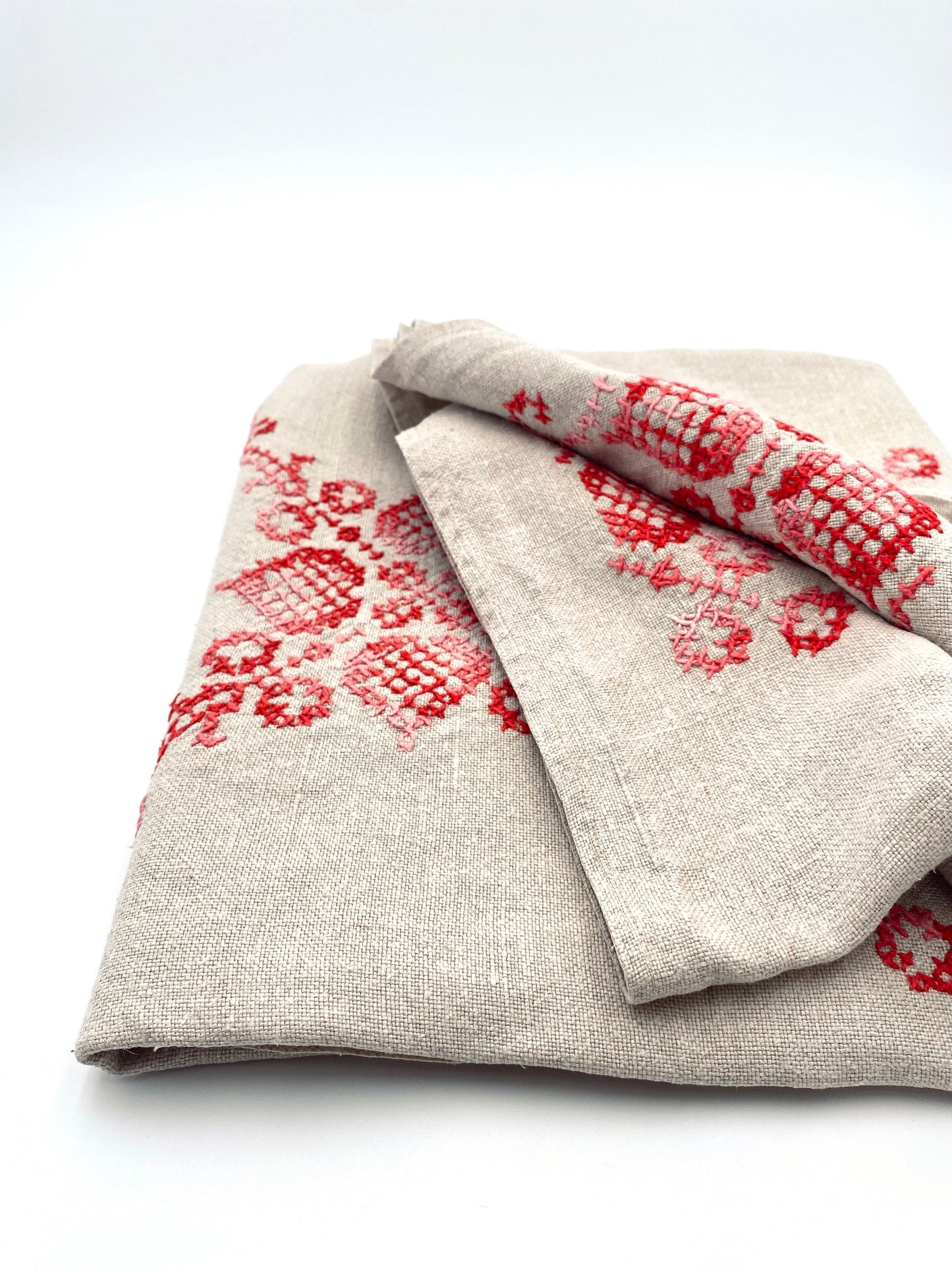 La nappe en lin brodée à la main
