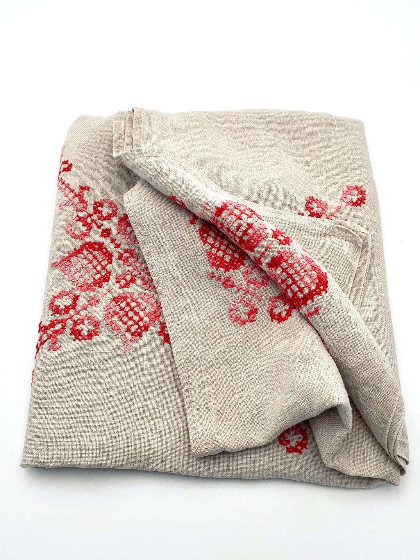 La nappe en lin brodée à la main