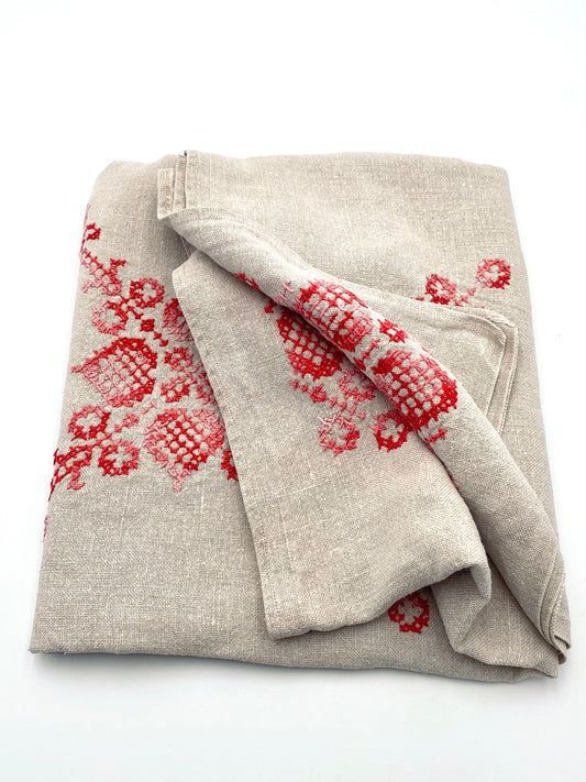 La nappe en lin brodée à la main