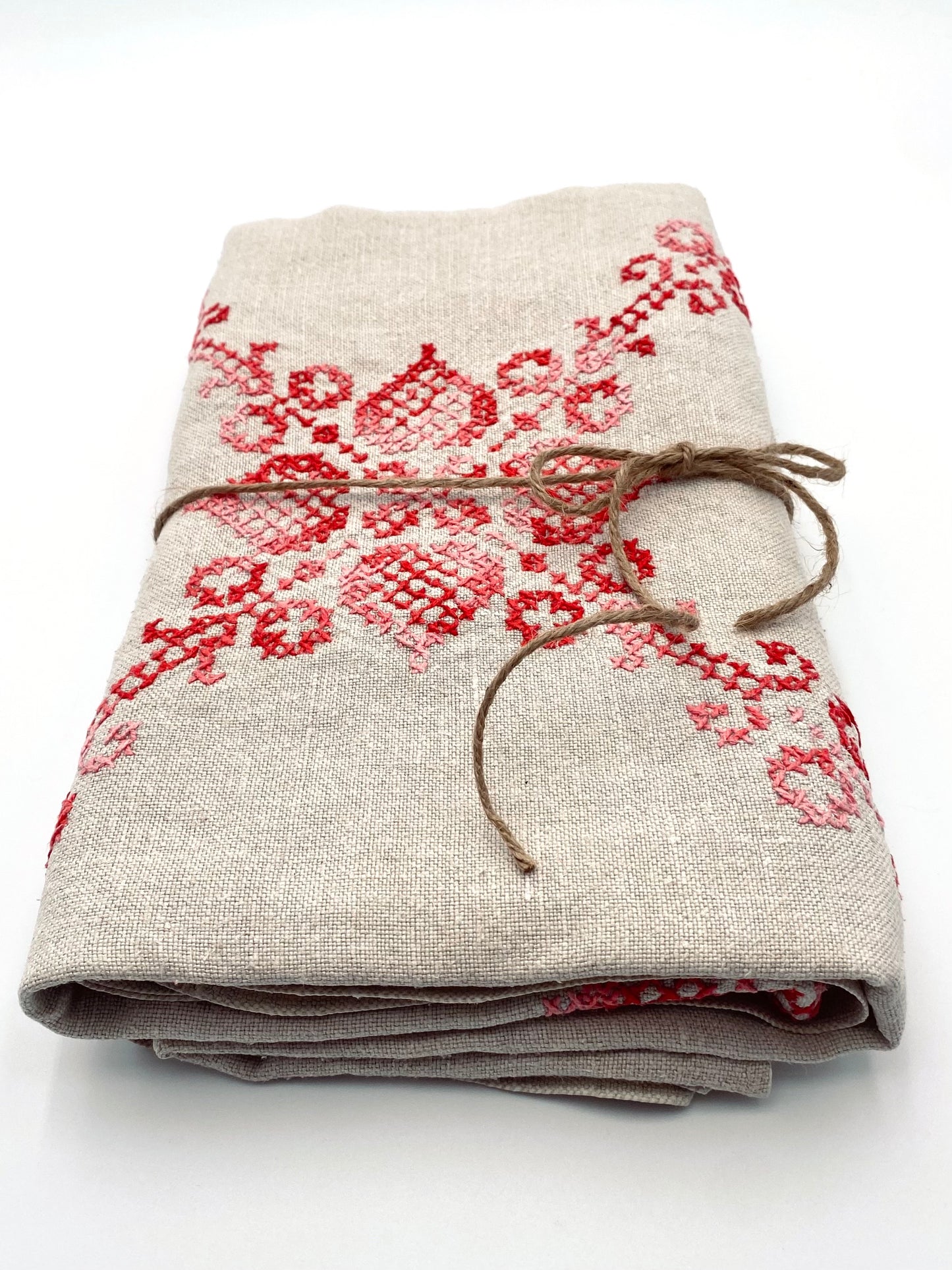La nappe en lin brodée à la main