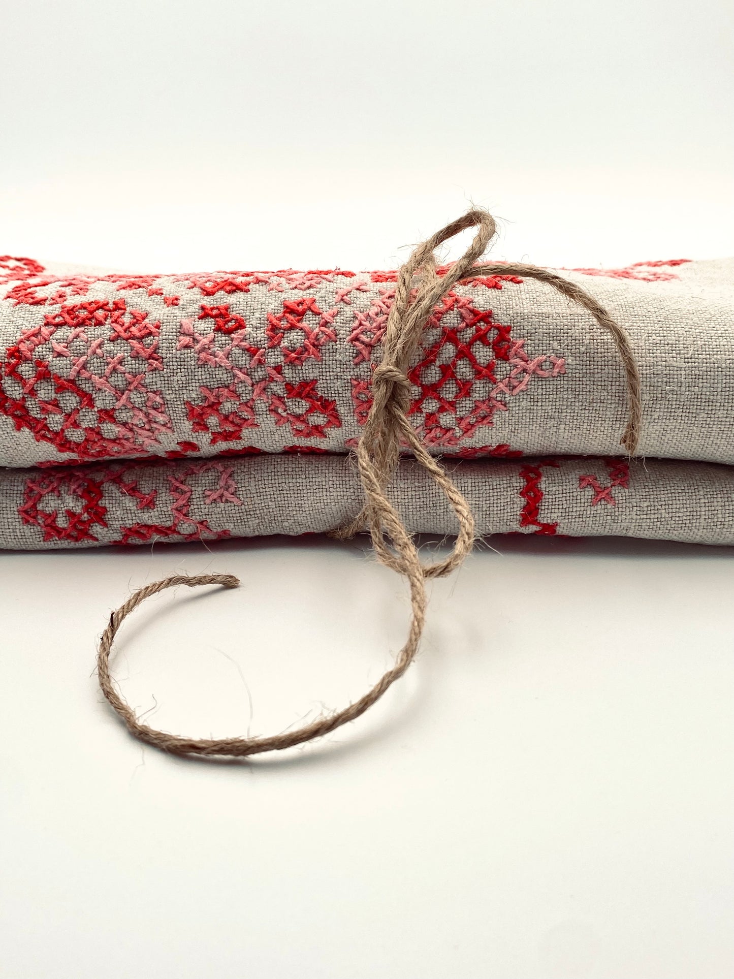 La nappe en lin brodée à la main