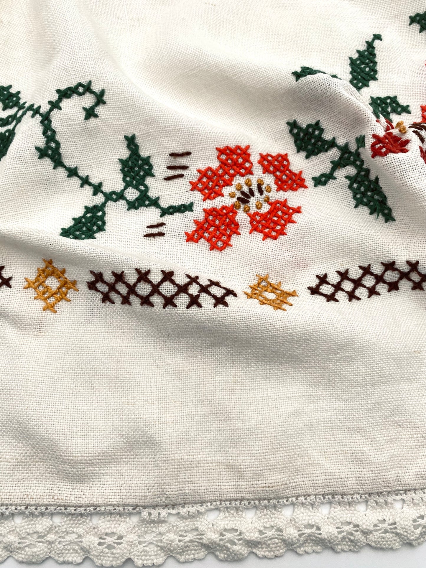La nappe brodée à la main