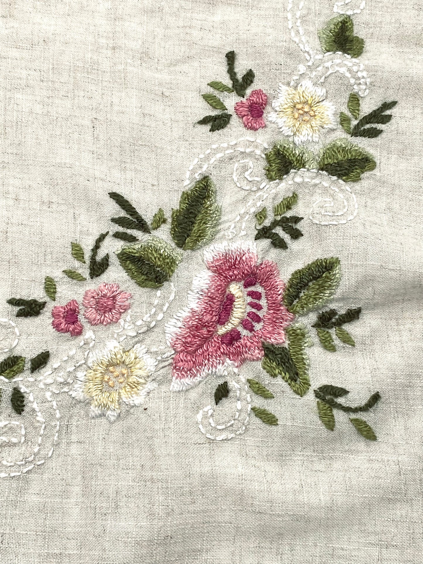 La très grande nappe brodée