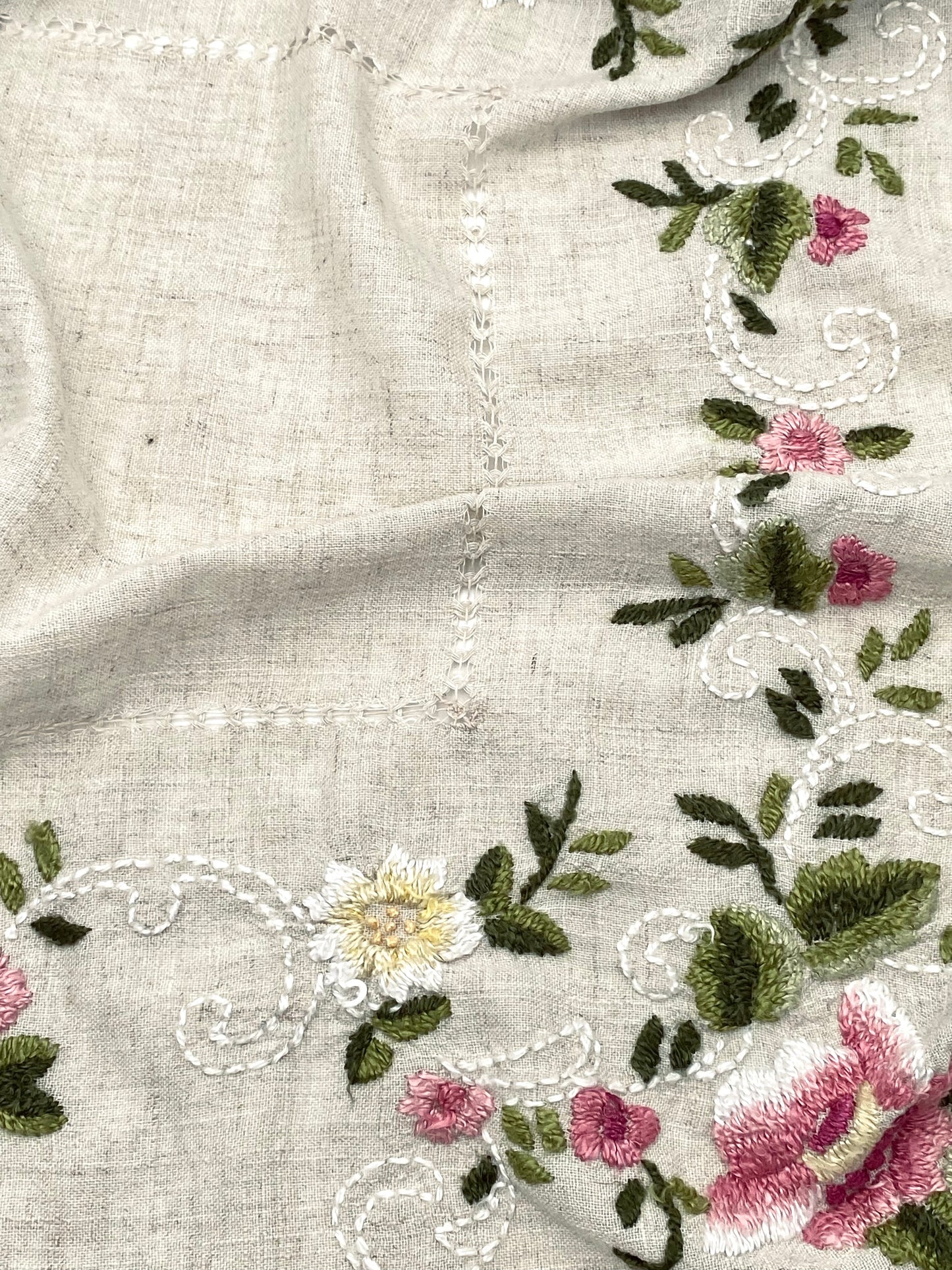 La très grande nappe brodée