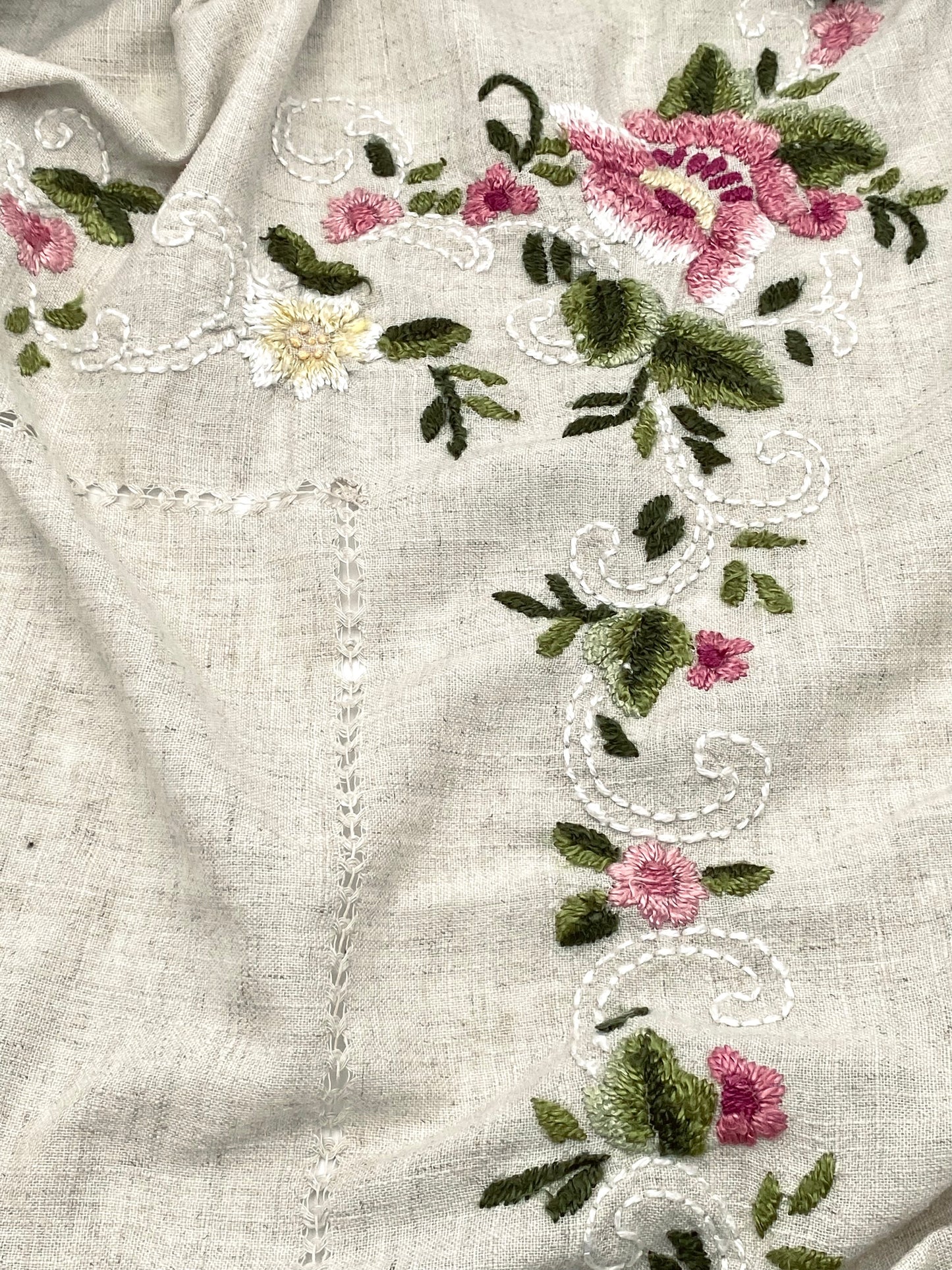 La très grande nappe brodée