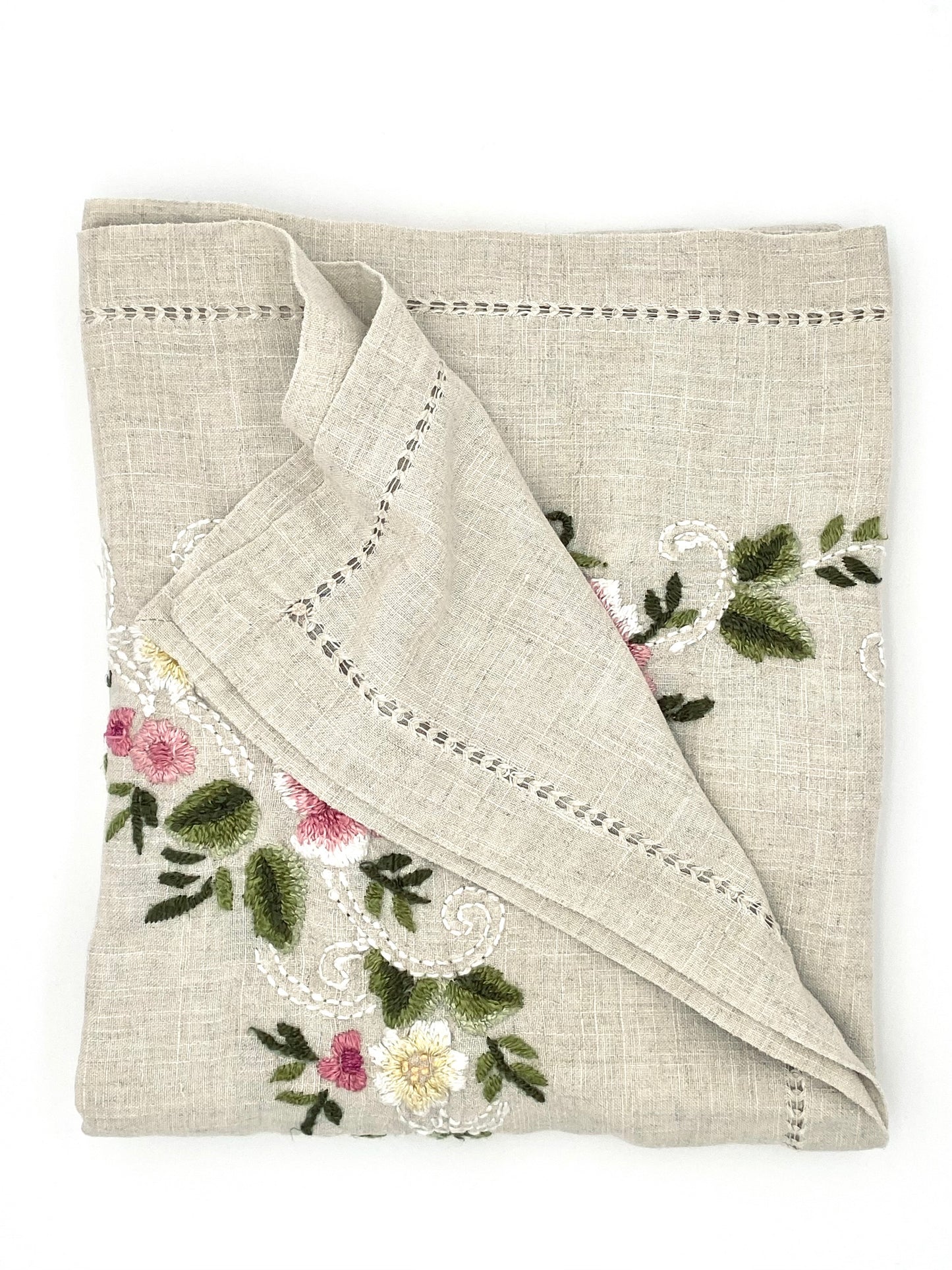 La très grande nappe brodée
