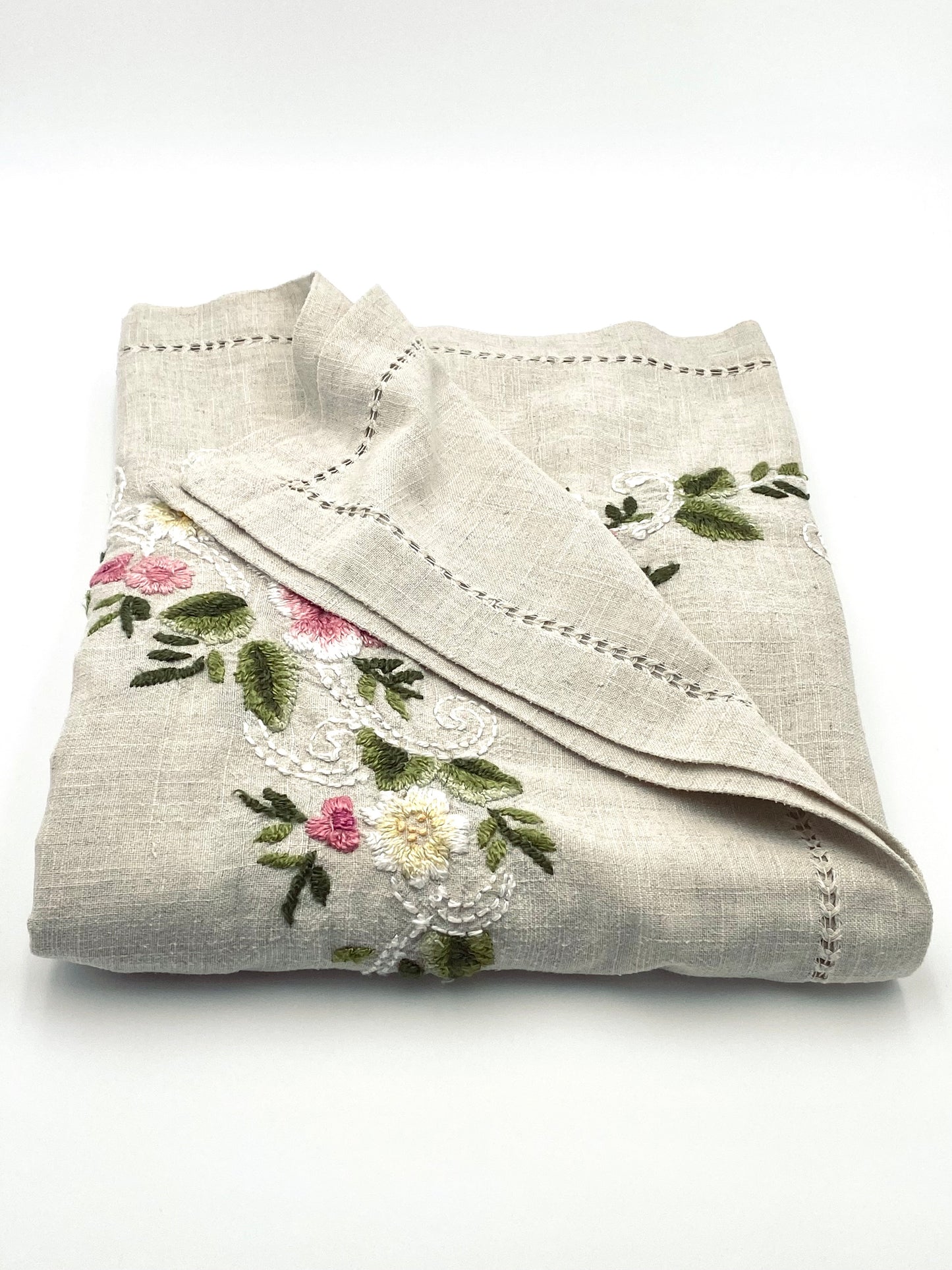 La très grande nappe brodée