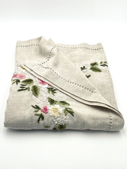 La très grande nappe brodée